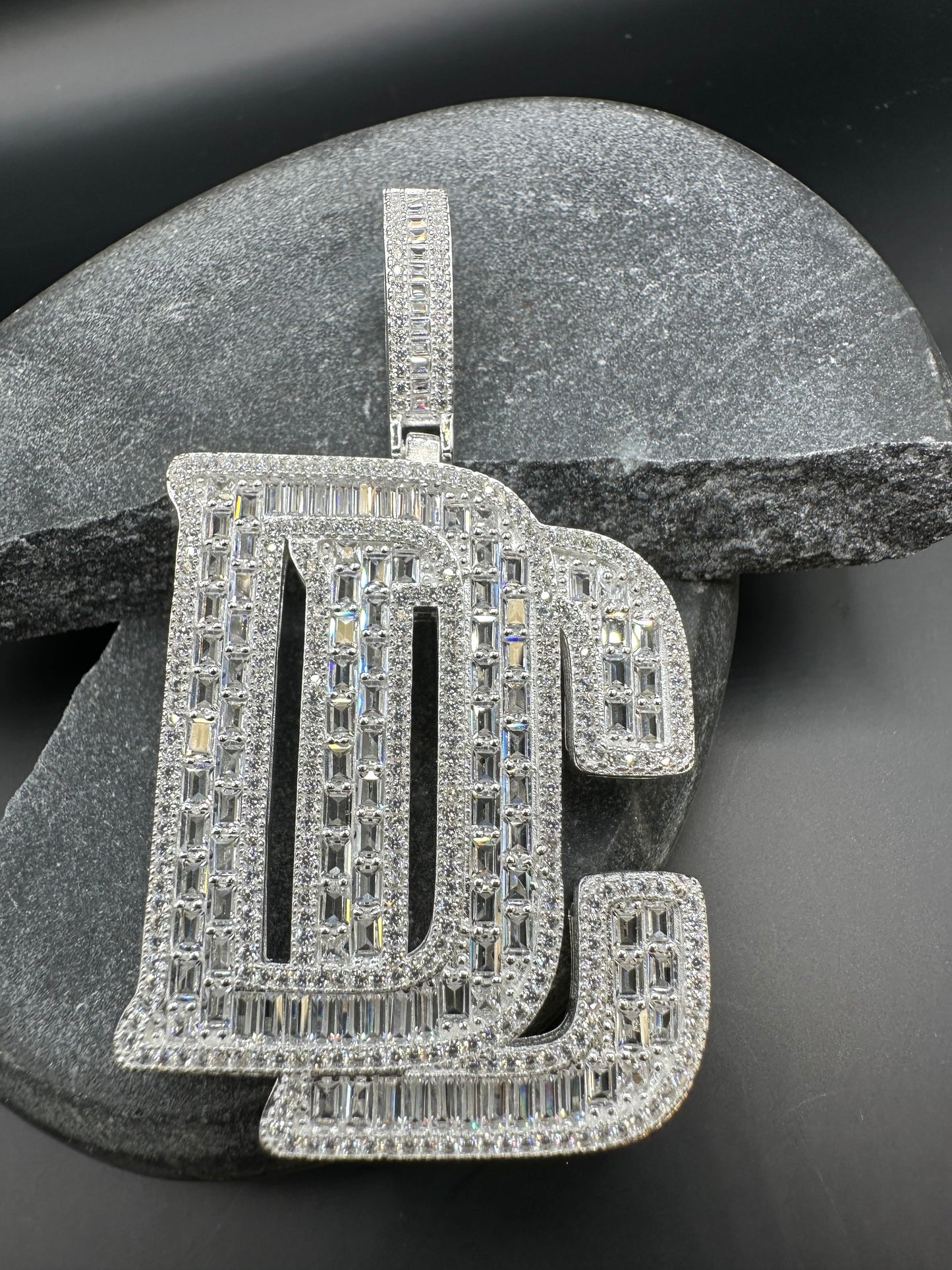925 Zilveren DC Hanger – 67 mm lang | 38 mm breed | Iced met Zirkonia