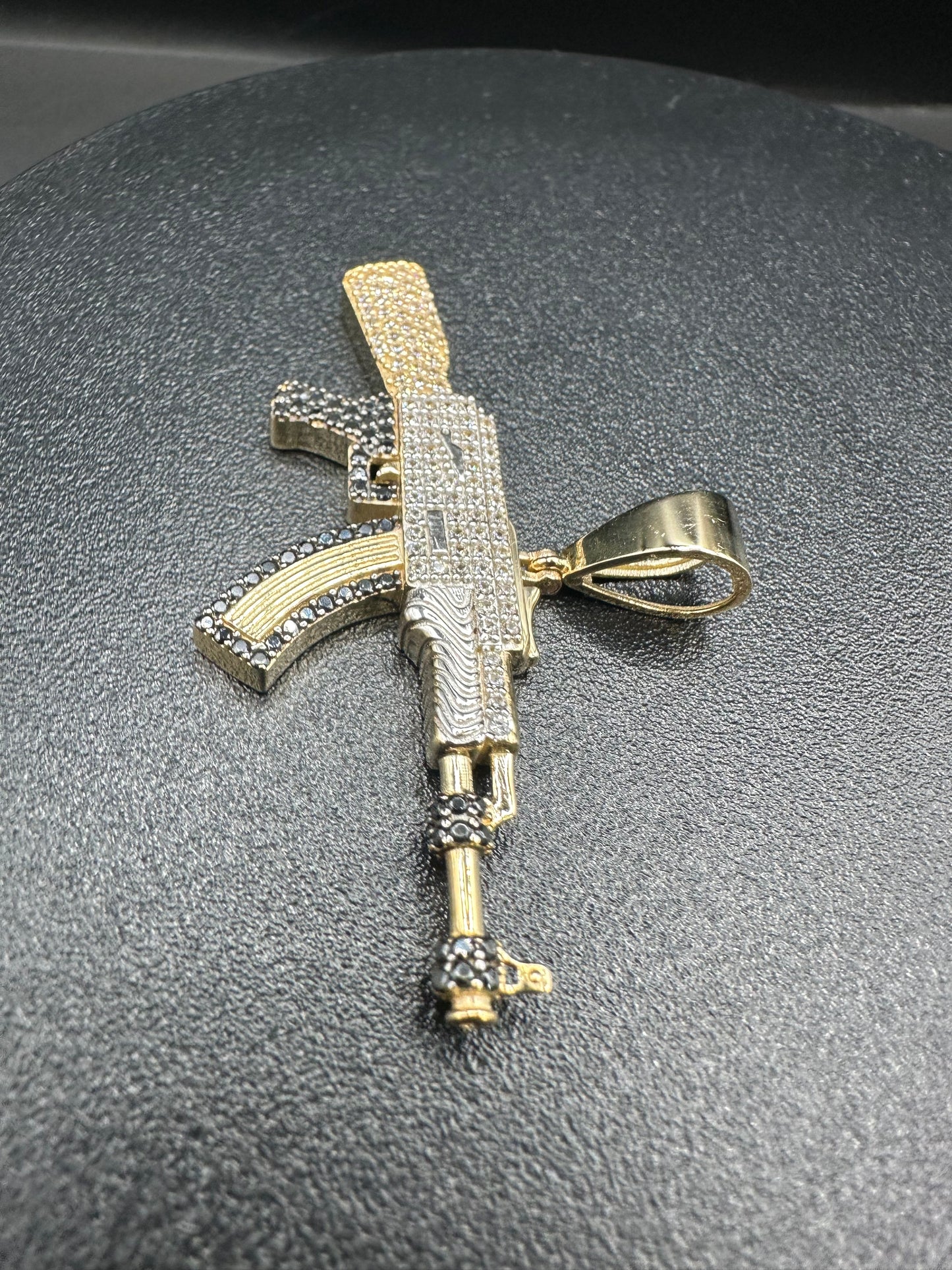 14K Gouden AK-47 Hanger met Zirkonia en Onyx – 60 mm