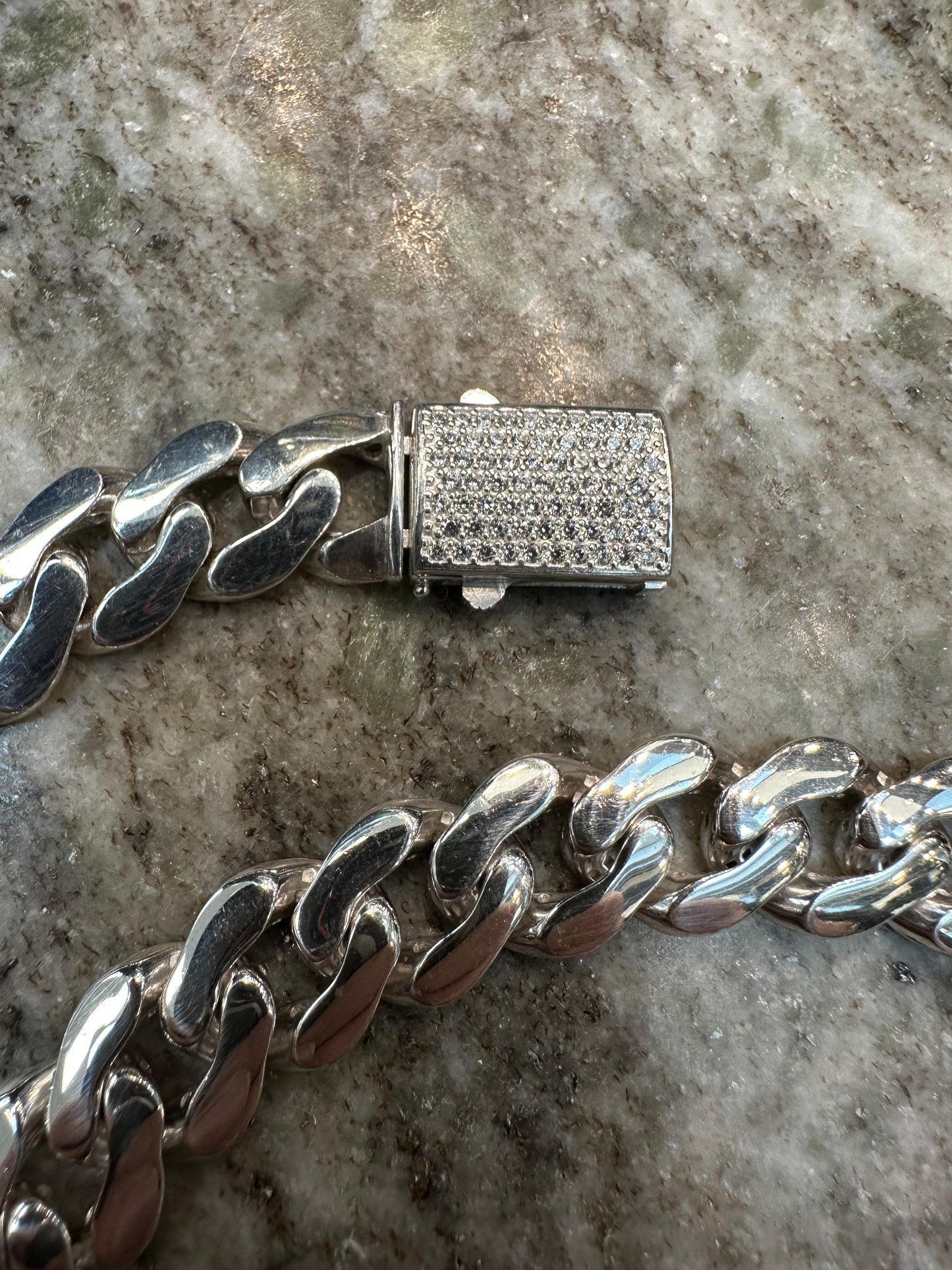 Prachtige 925 Zilveren Cuban Link Ketting – 61 cm | 12 mm | Iced Blokslot