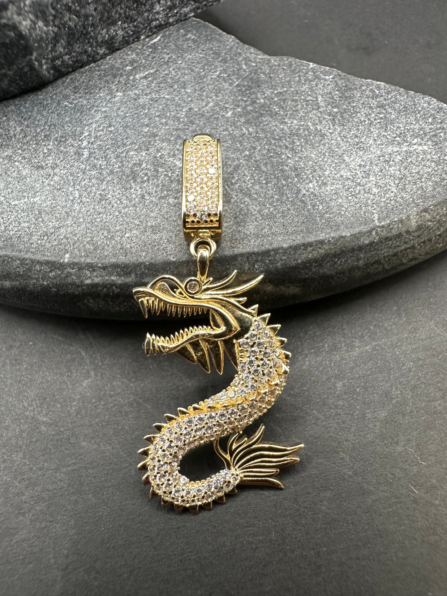 14K Gouden Draak Hanger met Zirkonia – 20 × 43 mm