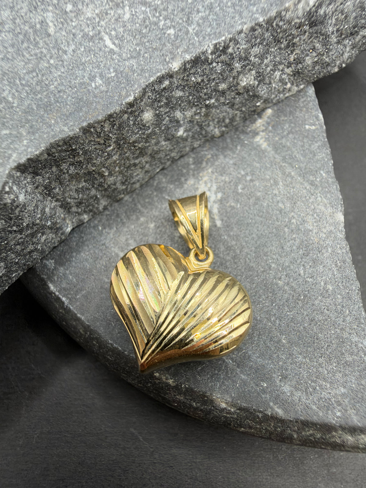 14K Gouden Hart Hanger met Bewerking – 15 × 22 mm