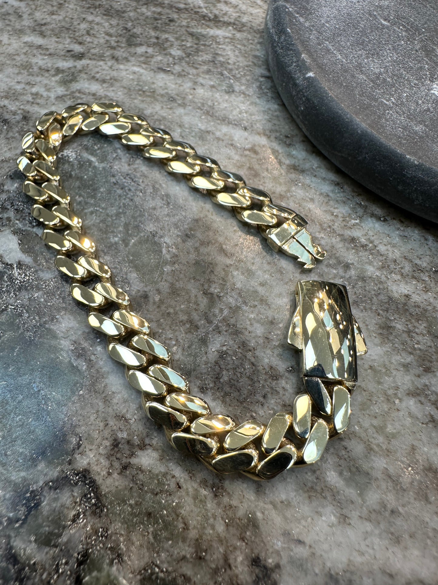 Prachtige 14K Gouden Cubaan Armband – 20,5 cm | 8,7 mm | Tijdloos & Stoer