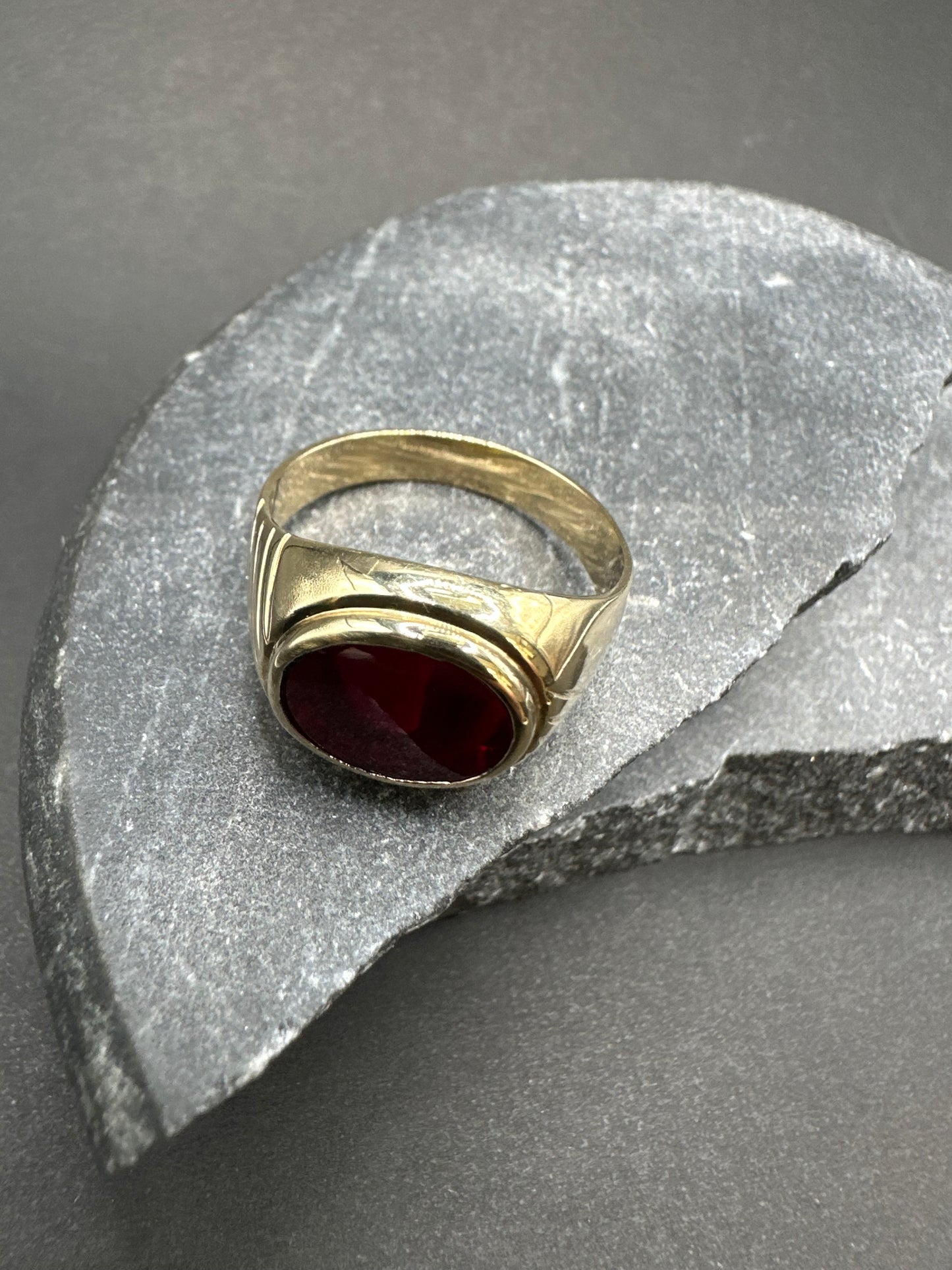 14K Gouden Ring met Rode Edelsteen – Maat 20