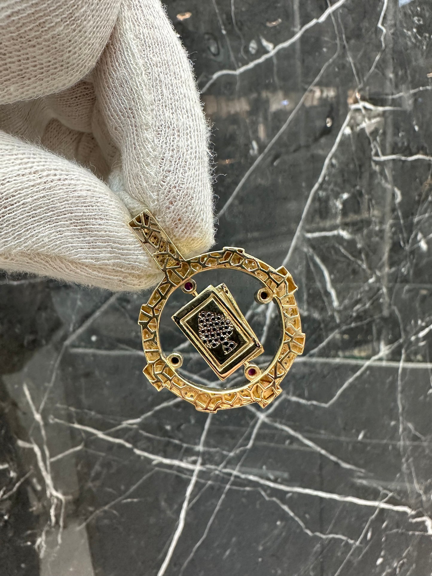 14K Gouden Kaarten Hanger met Draaiend Middenstuk en Edelstenen