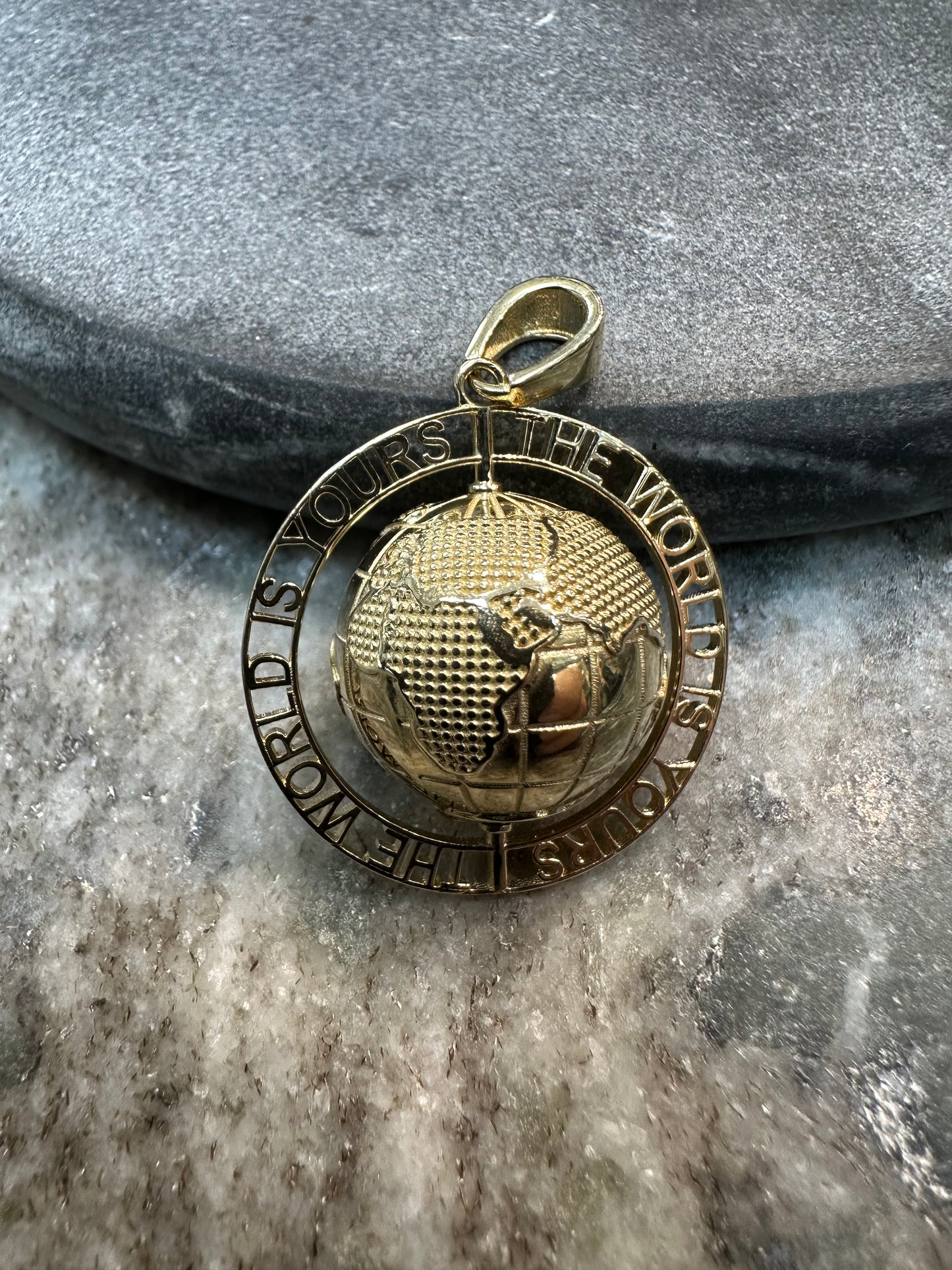 14K Gouden “The World Is Yours” Hanger met Draaiende Aardbol