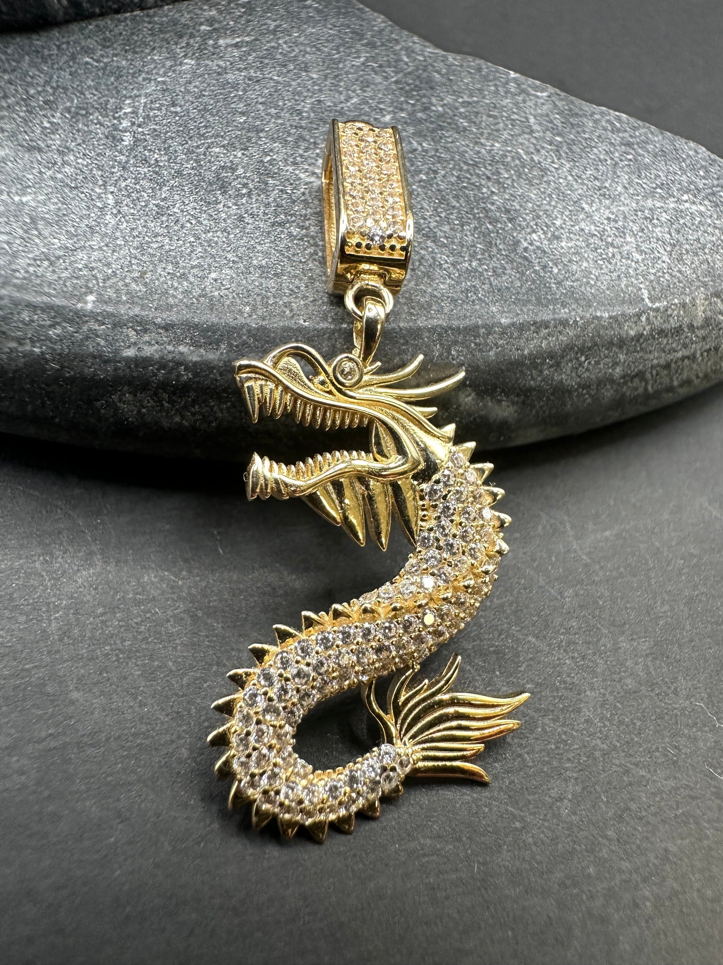 14K Gouden Draak Hanger met Zirkonia – 20 × 43 mm