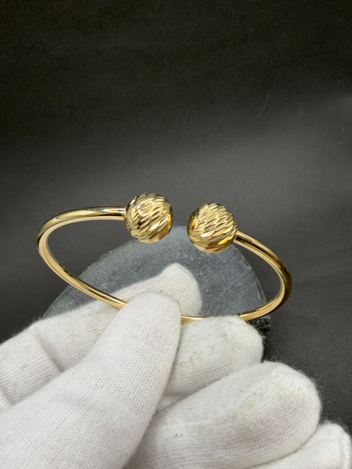 14K Gouden Boei Armband met Diamond Cut Details – Ø 65 mm – Unisex