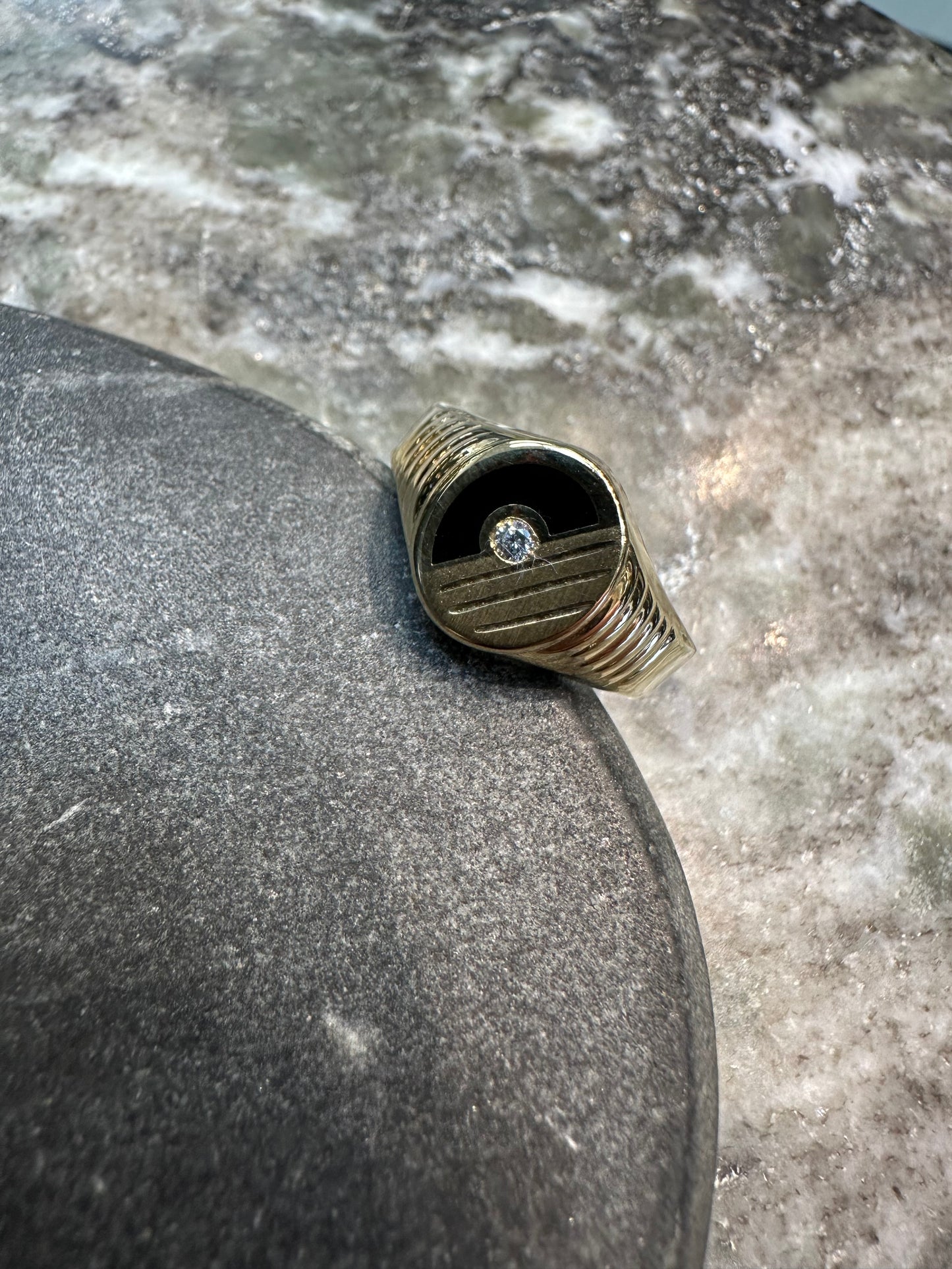 Prachtige 14K Gouden Ovale Zegelring met Onyx & Zirkonia – Luxe & Tijdloos