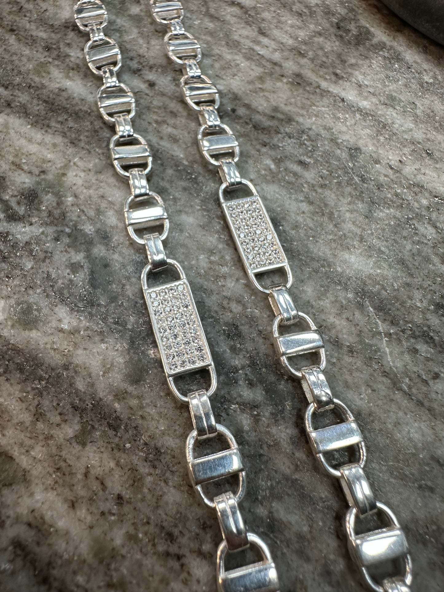 Prachtige 925 Zilveren Platte Magnum Ketting – 70 cm | 8 mm | Iced met Zirkonia