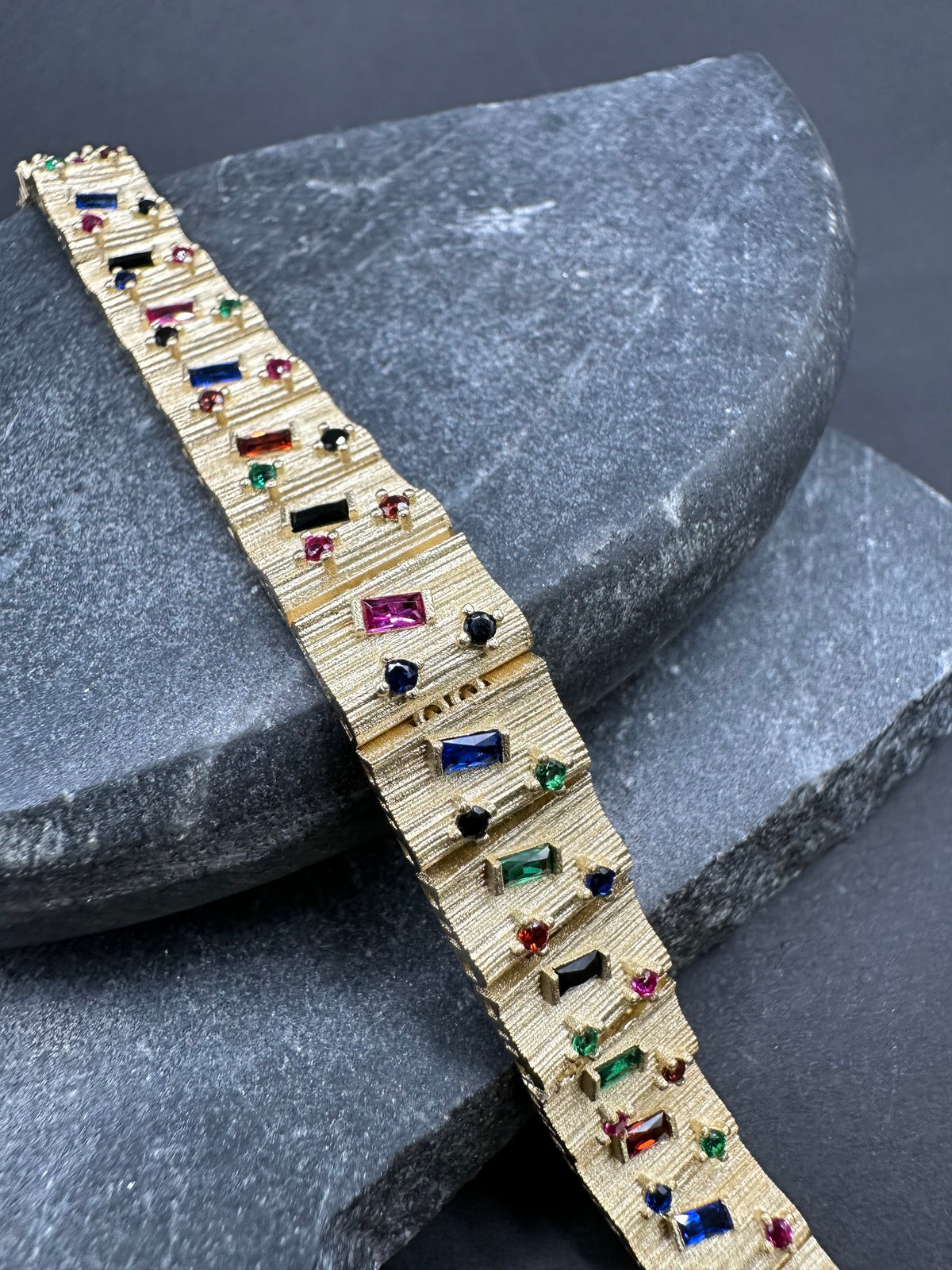 14K Gouden Elegante Matte Armband met Edelstenen – 19 cm