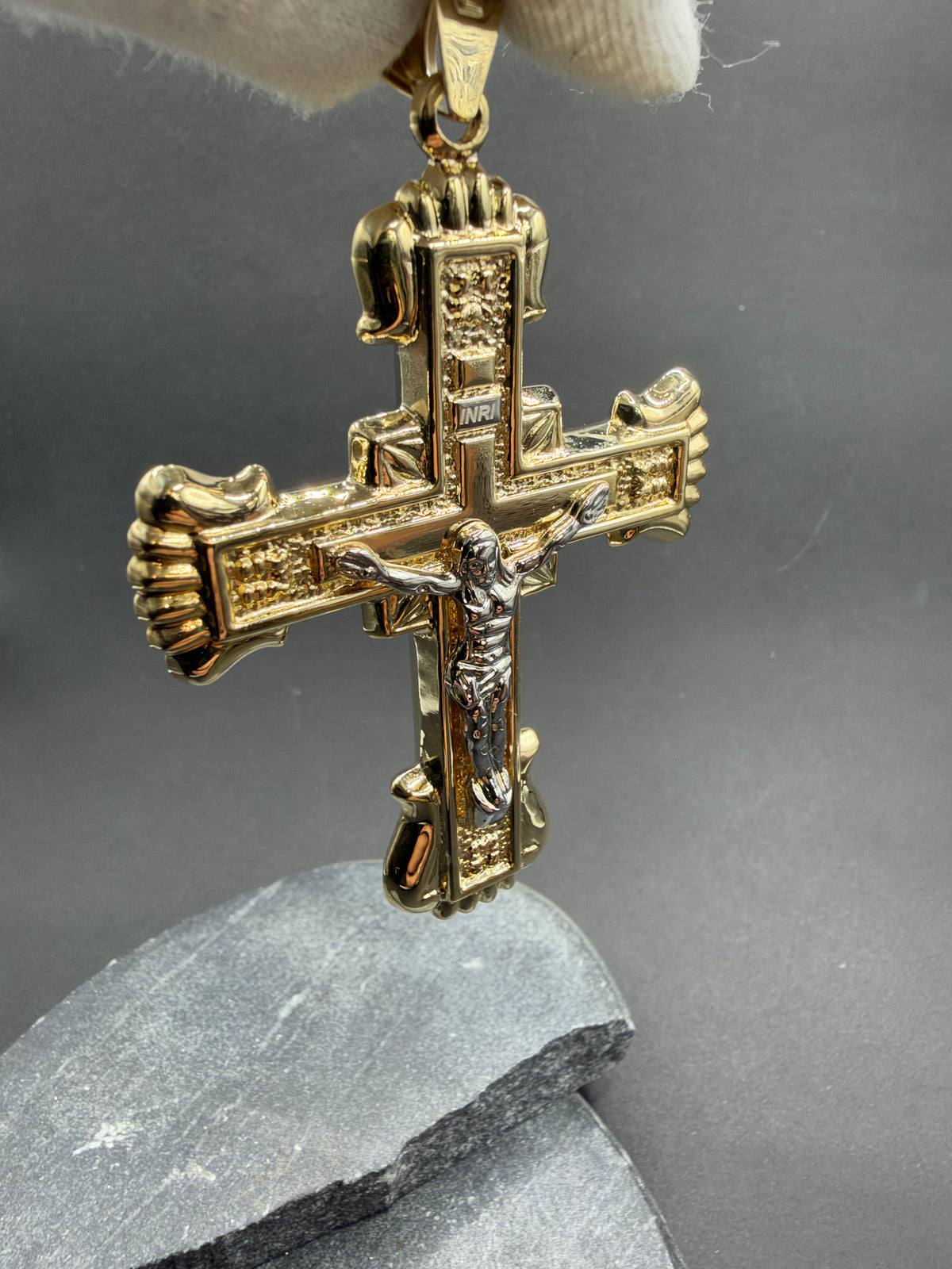 14K Gouden Kruishanger met Jezus in Witgoud – 51 × 86 mm