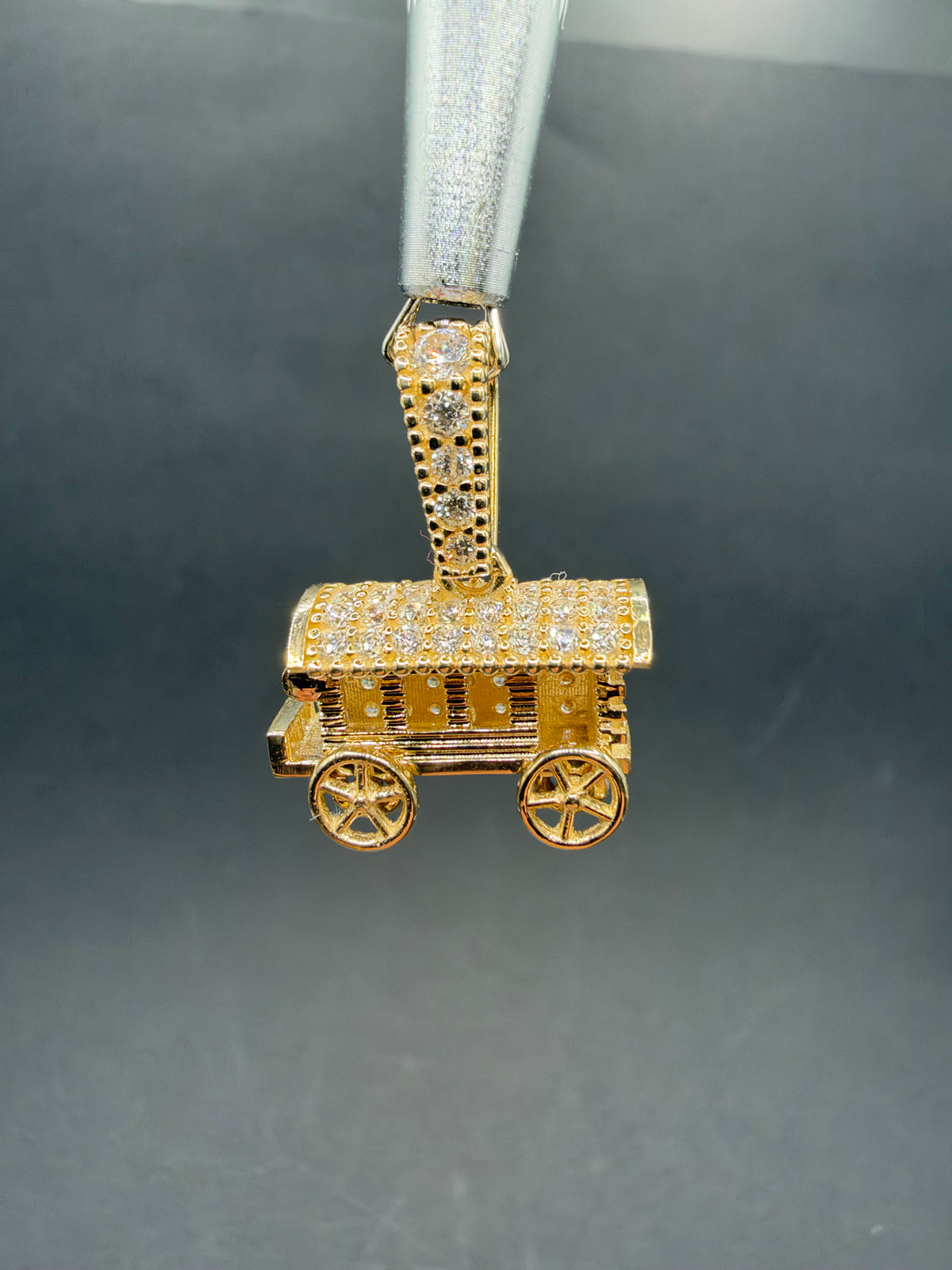 14K Gouden Woonwagen Hanger met Zirkonia – Handgemaakt