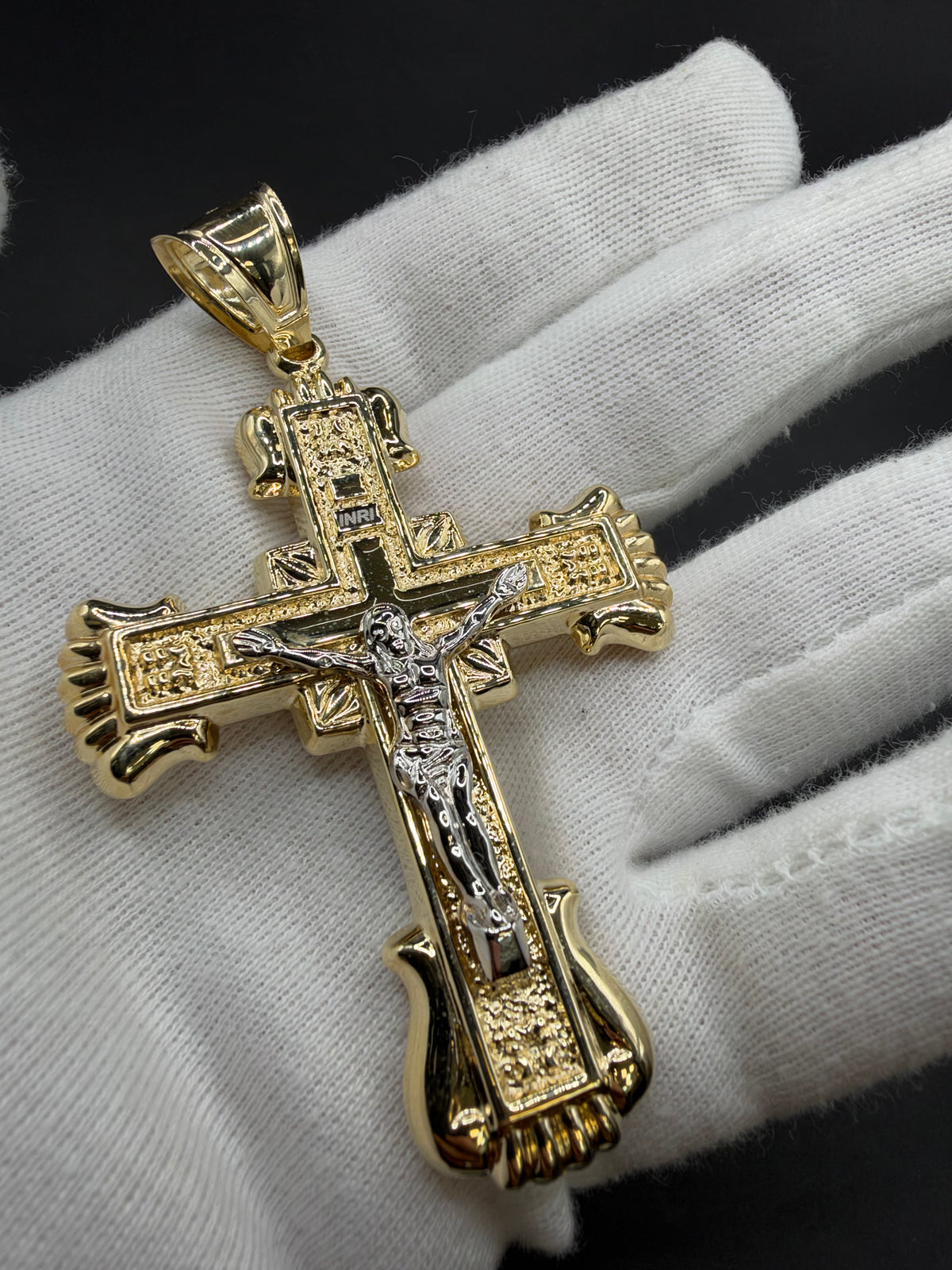 14K Gouden Kruishanger met Jezus in Witgoud – 51 × 86 mm