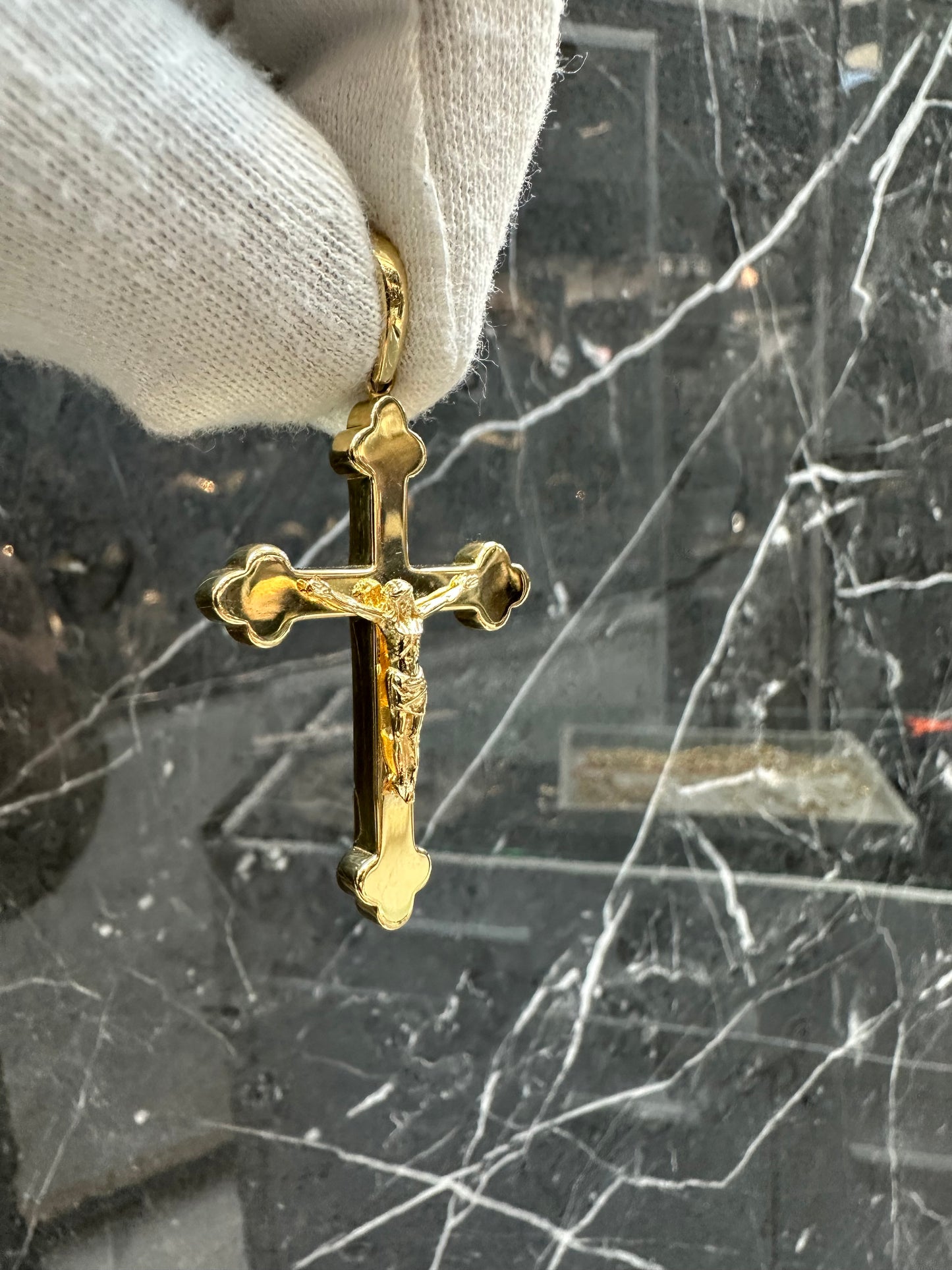 18K Gouden Kruishanger met Jezus