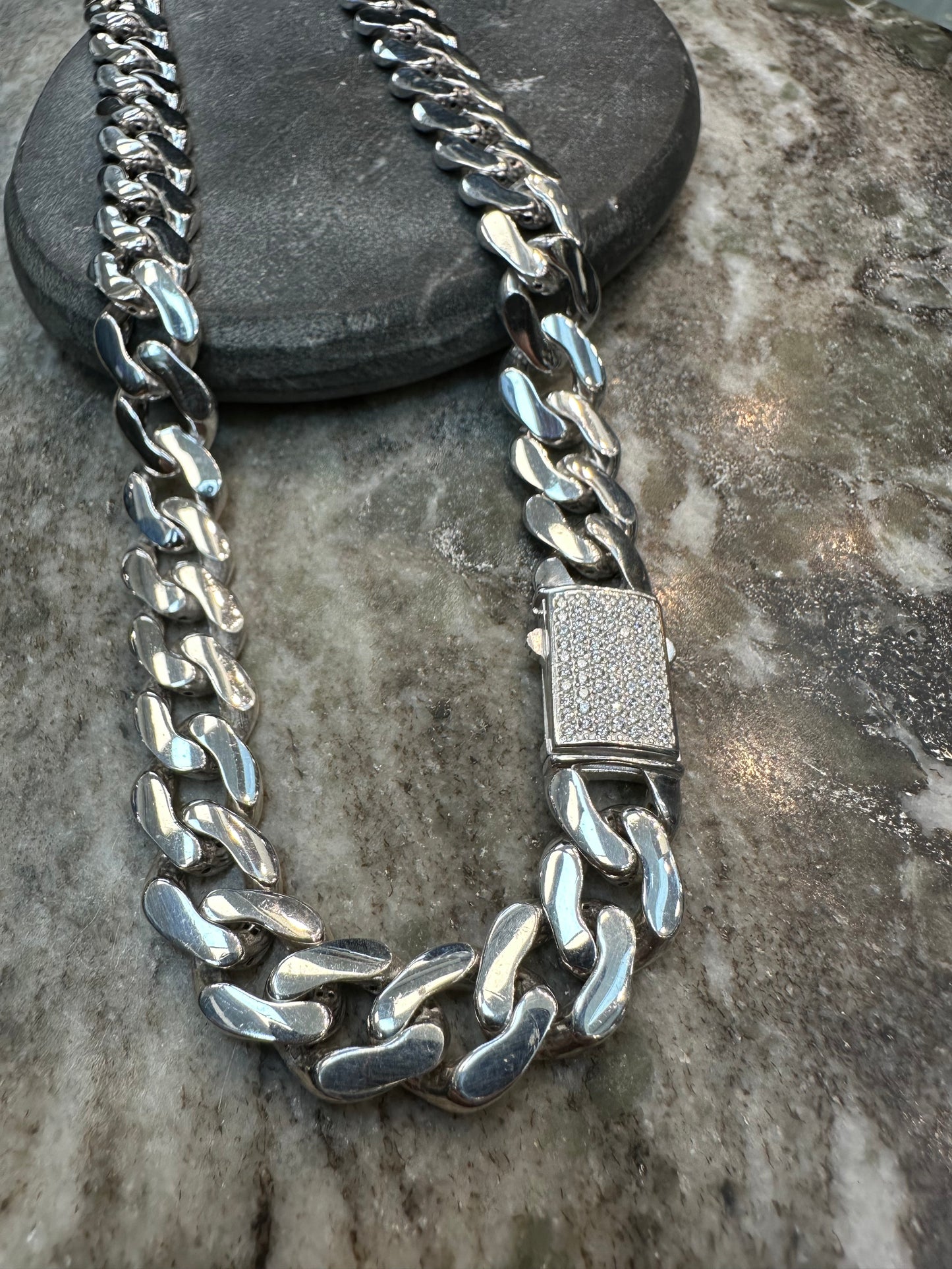 Prachtige 925 Zilveren Cuban Link Ketting – 61 cm | 12 mm | Iced Blokslot
