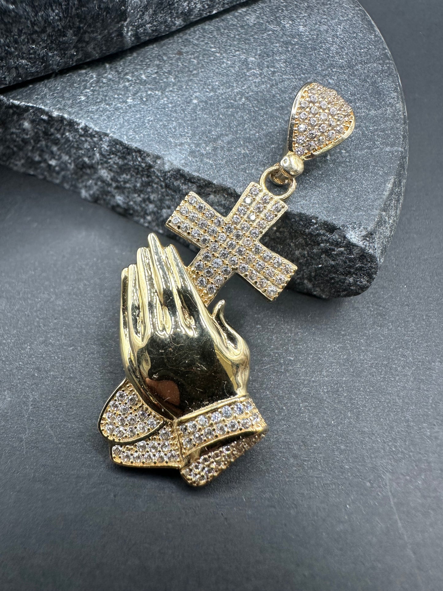14K Gouden Kruis in Hand Hanger met Zirkonia