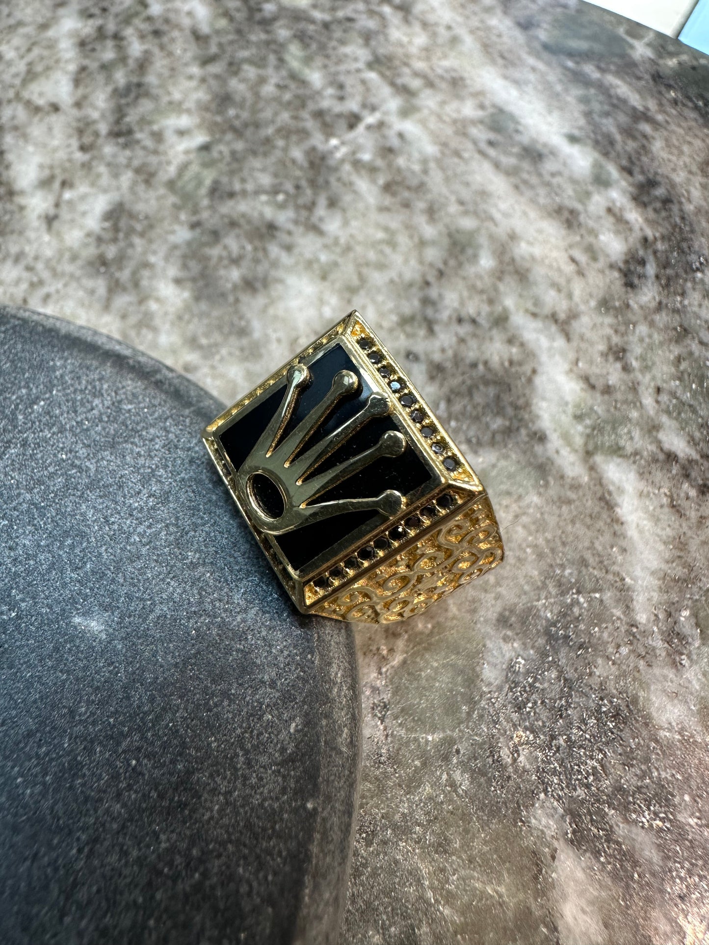 18K Gouden Massieve Kroon Ring met Gelaagde Onyx Steen – Handgemaakt – Maat 20