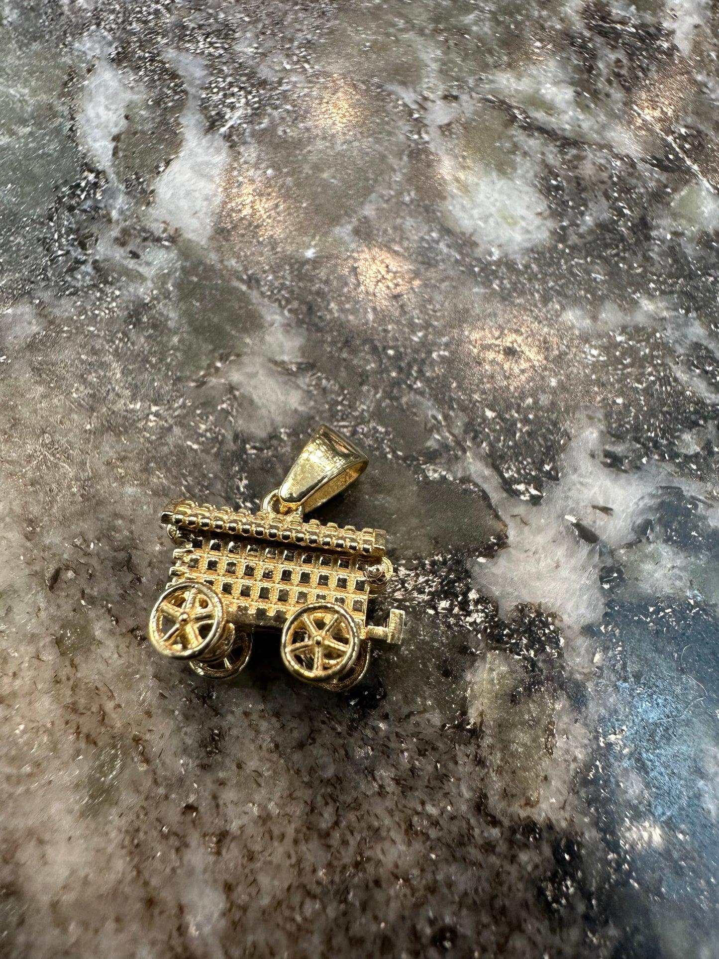 Prachtige 14K Gouden Woonwagen Hanger – 12,8 mm lang