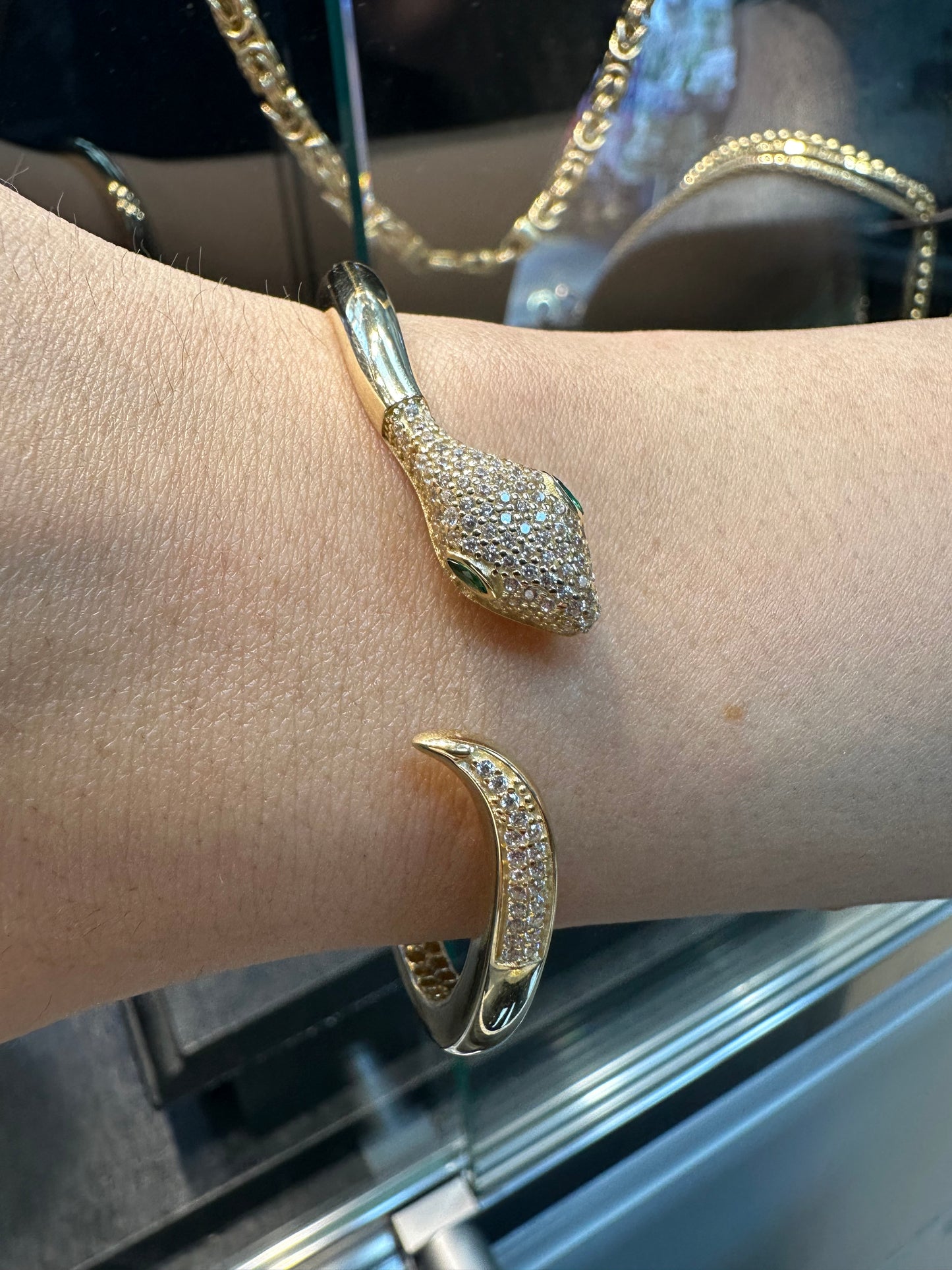 Prachtige 14K Gouden Slang Armband – Smaragd Oogjes & Zirkonia | Draaislot | Luxe & Uniek