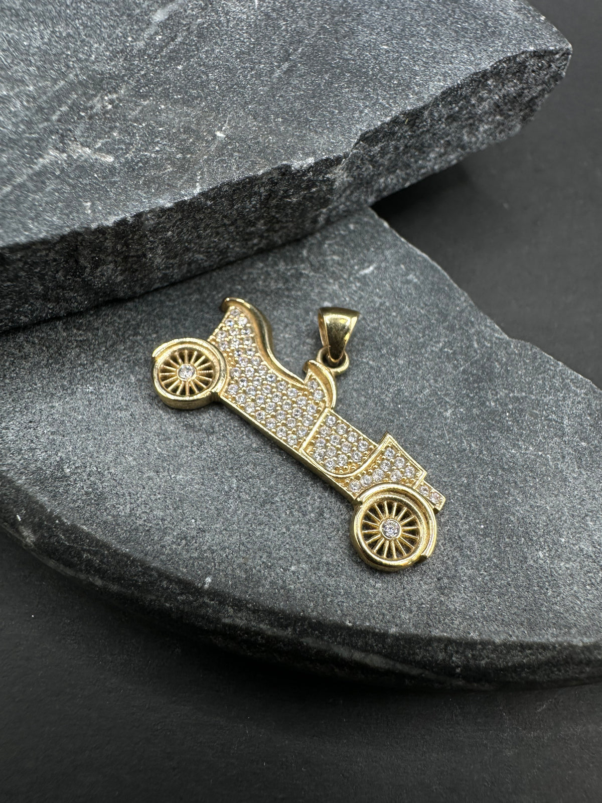 14K Gouden Klassieke Auto Hanger met Zirkonia – 30 x 15 mm