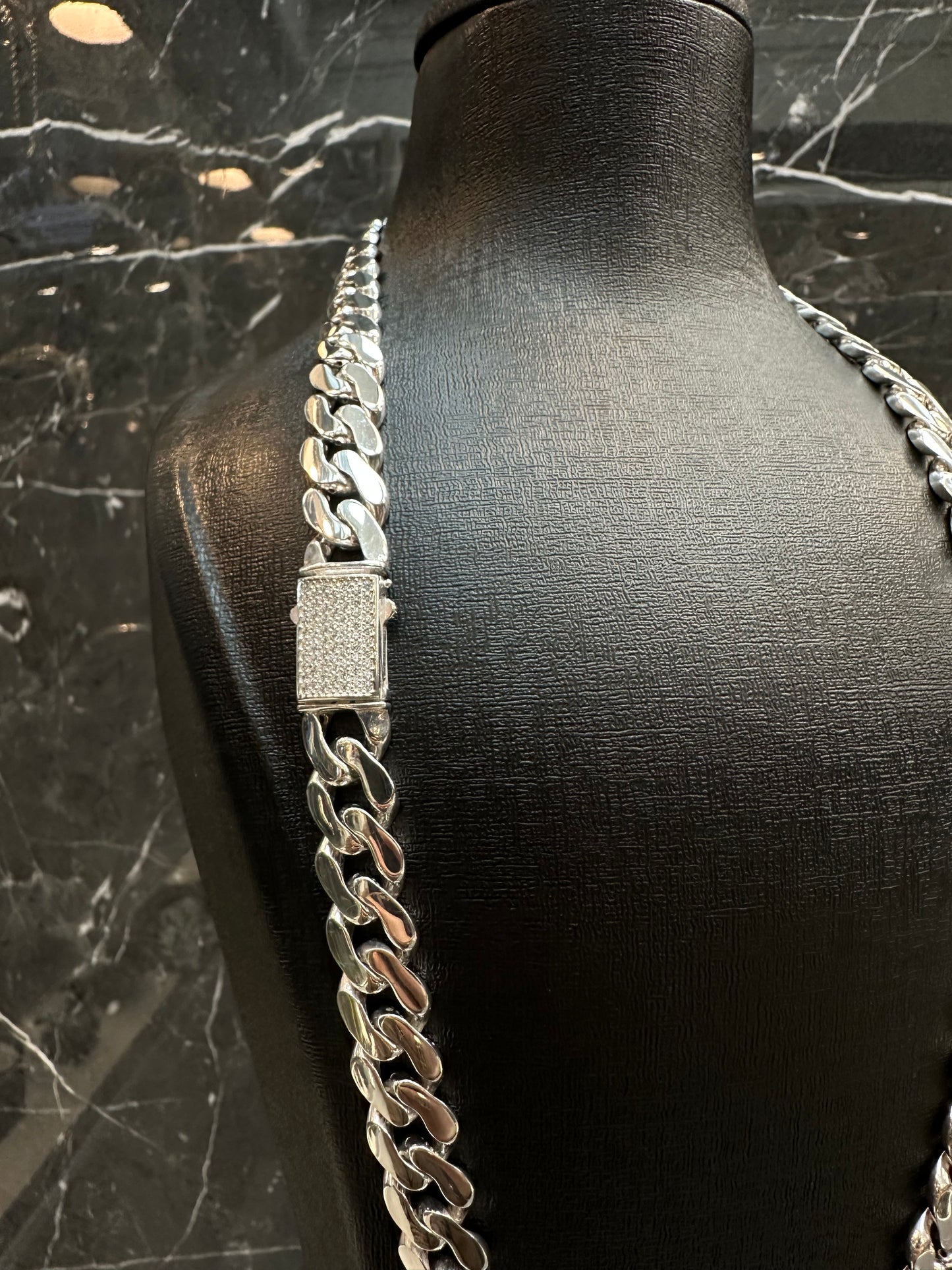 Prachtige 925 Zilveren Cuban Link Ketting – 61 cm | 12 mm | Iced Blokslot