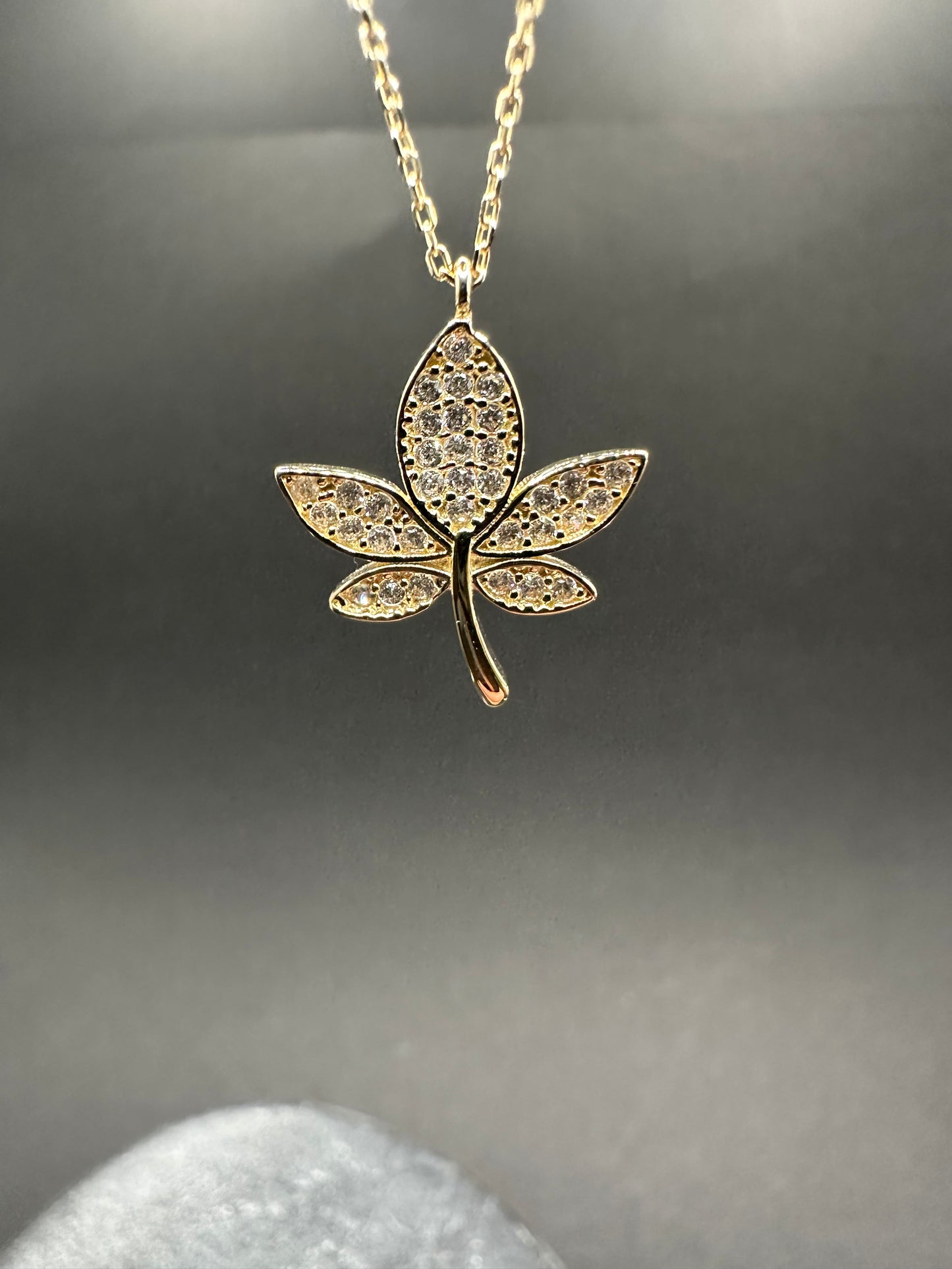 14K Gouden Elegante Ketting met Blad Hanger – 42 cm