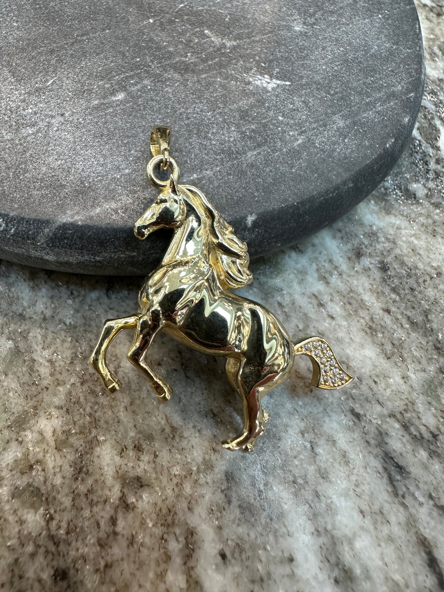 Prachtige 14K Gouden Paard Hanger – 35,8 mm breed | 47,1 mm lang | Gedetailleerd & Luxe