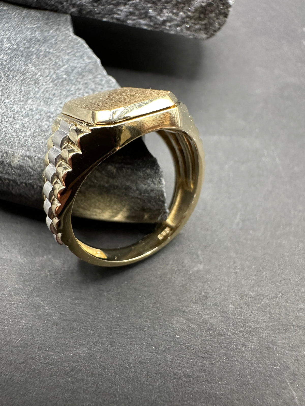 14K Gouden Stevige Bicolor Zegelring met Matte Bewerking