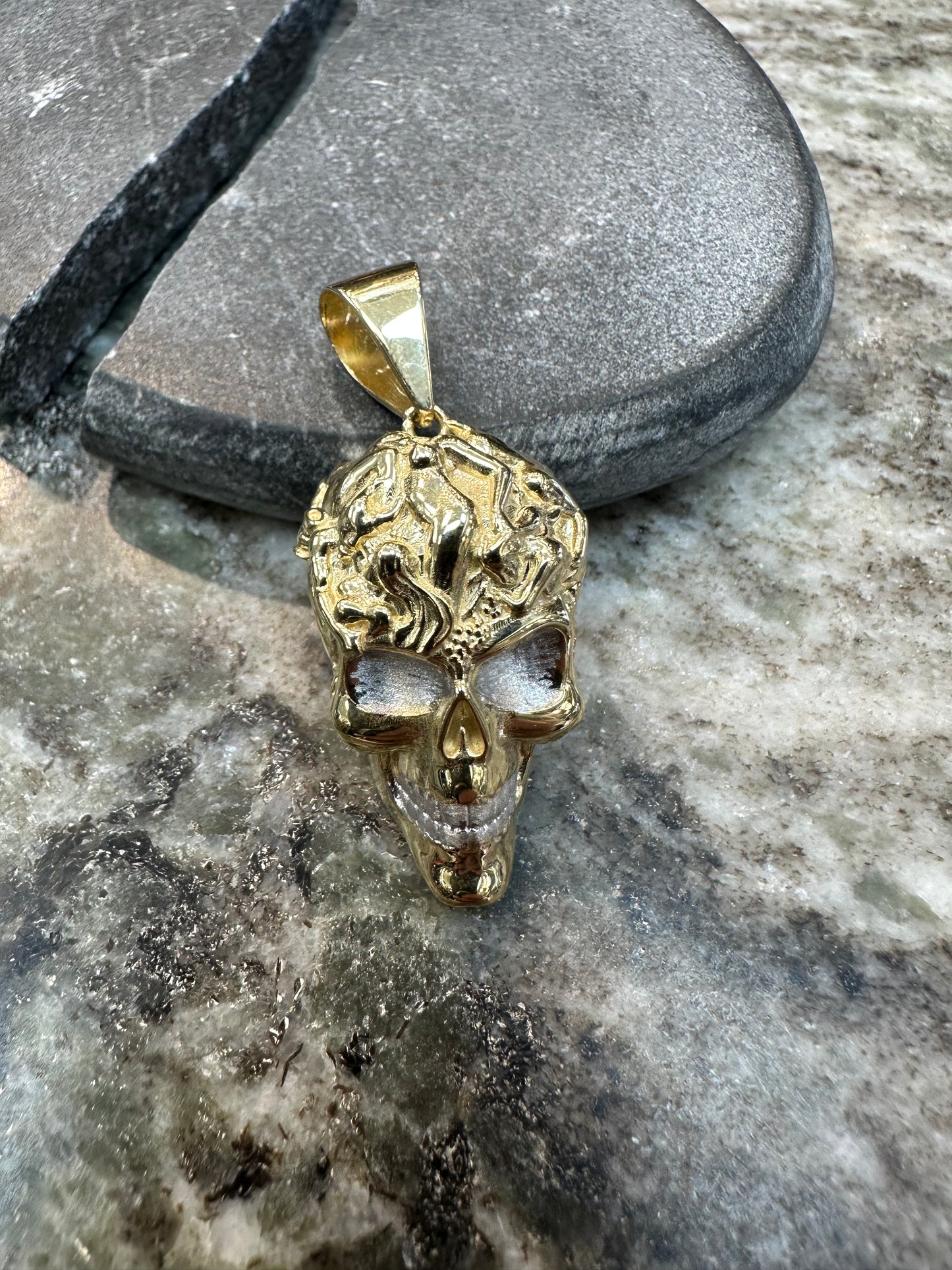 Prachtige 14K Gouden Skull Hanger – Bicolor | 18,8 mm breed | Stoer & Uniek