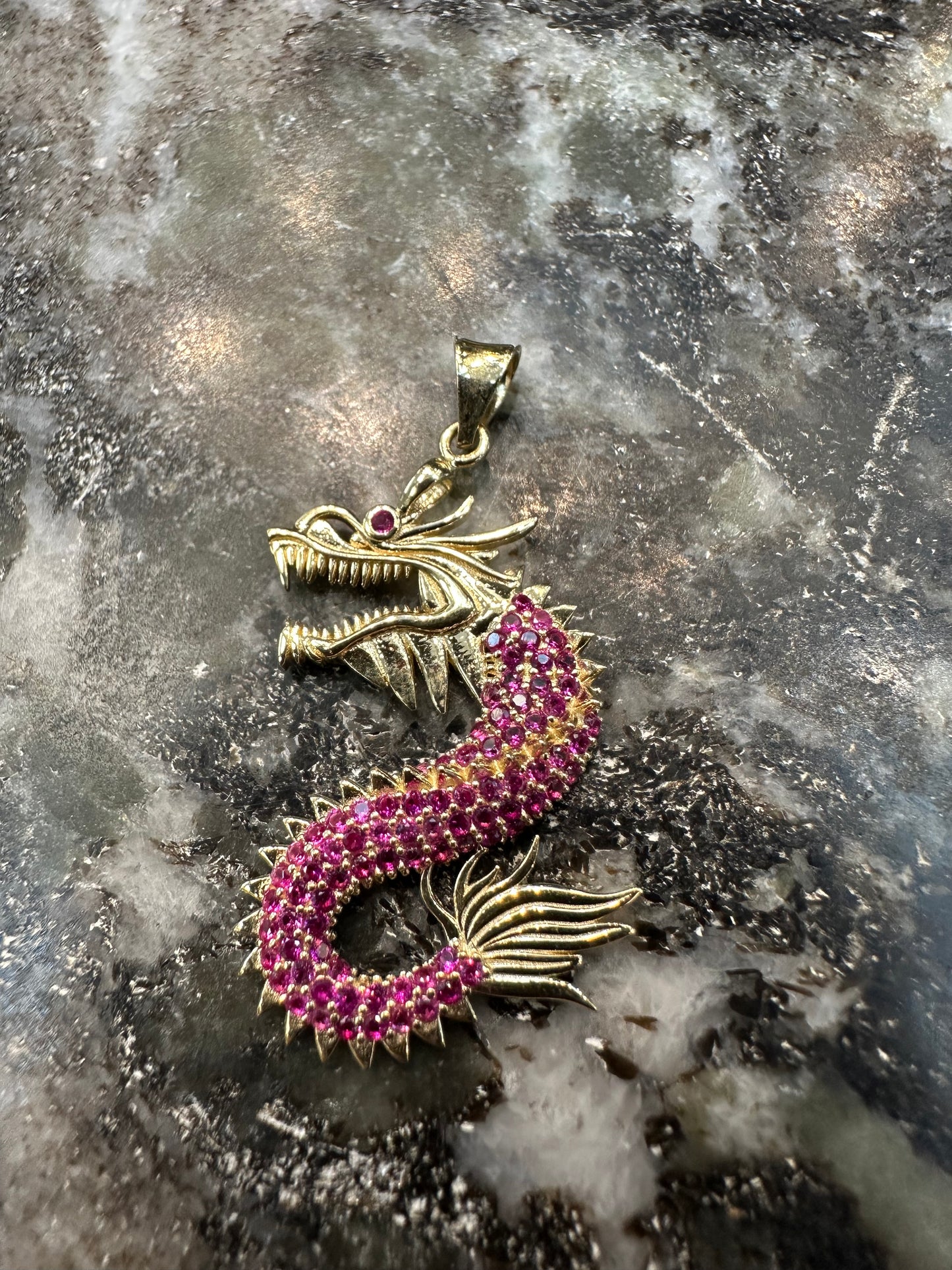 14K Gouden Draak Hanger – Bezet met Robijnen