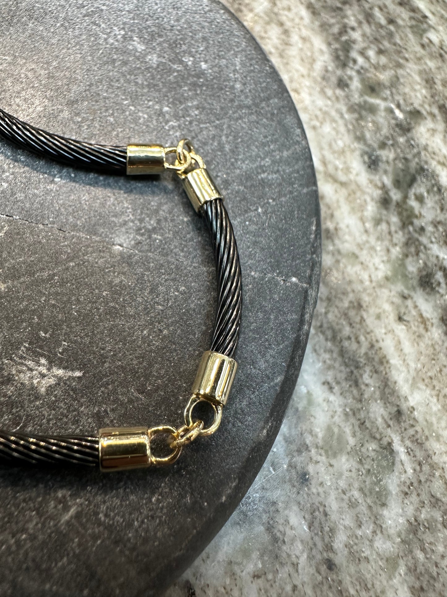 14K Gouden Armband met Zwarte Gevlochten Band