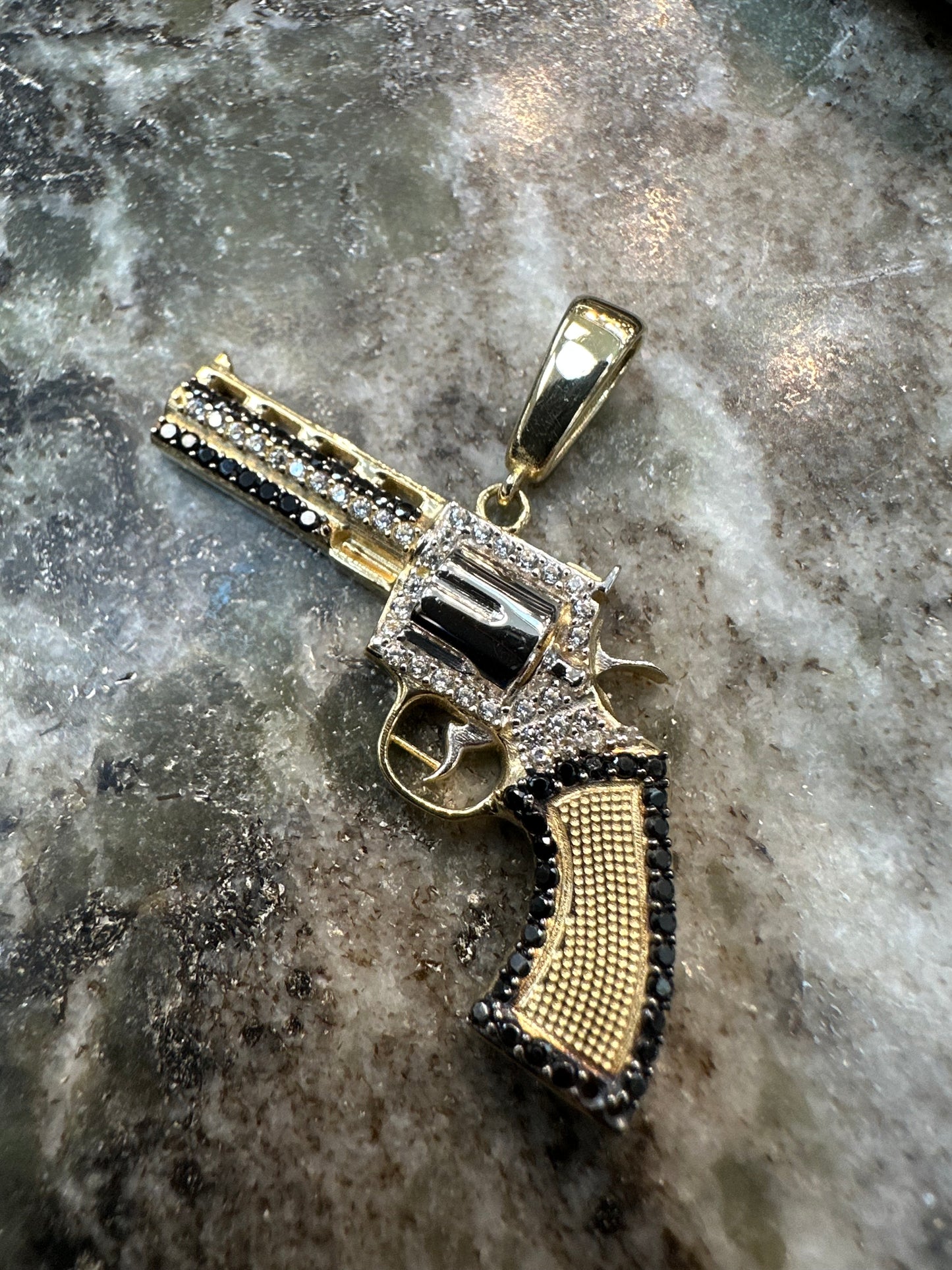 14K Gouden Gedetailleerde Revolver Hanger – Bicolor | Onyx & Zirkonia