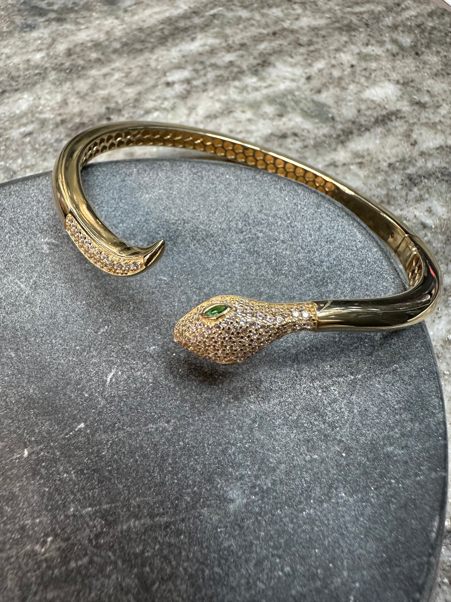 Prachtige 14K Gouden Slang Armband – Smaragd Oogjes & Zirkonia | Draaislot | Luxe & Uniek