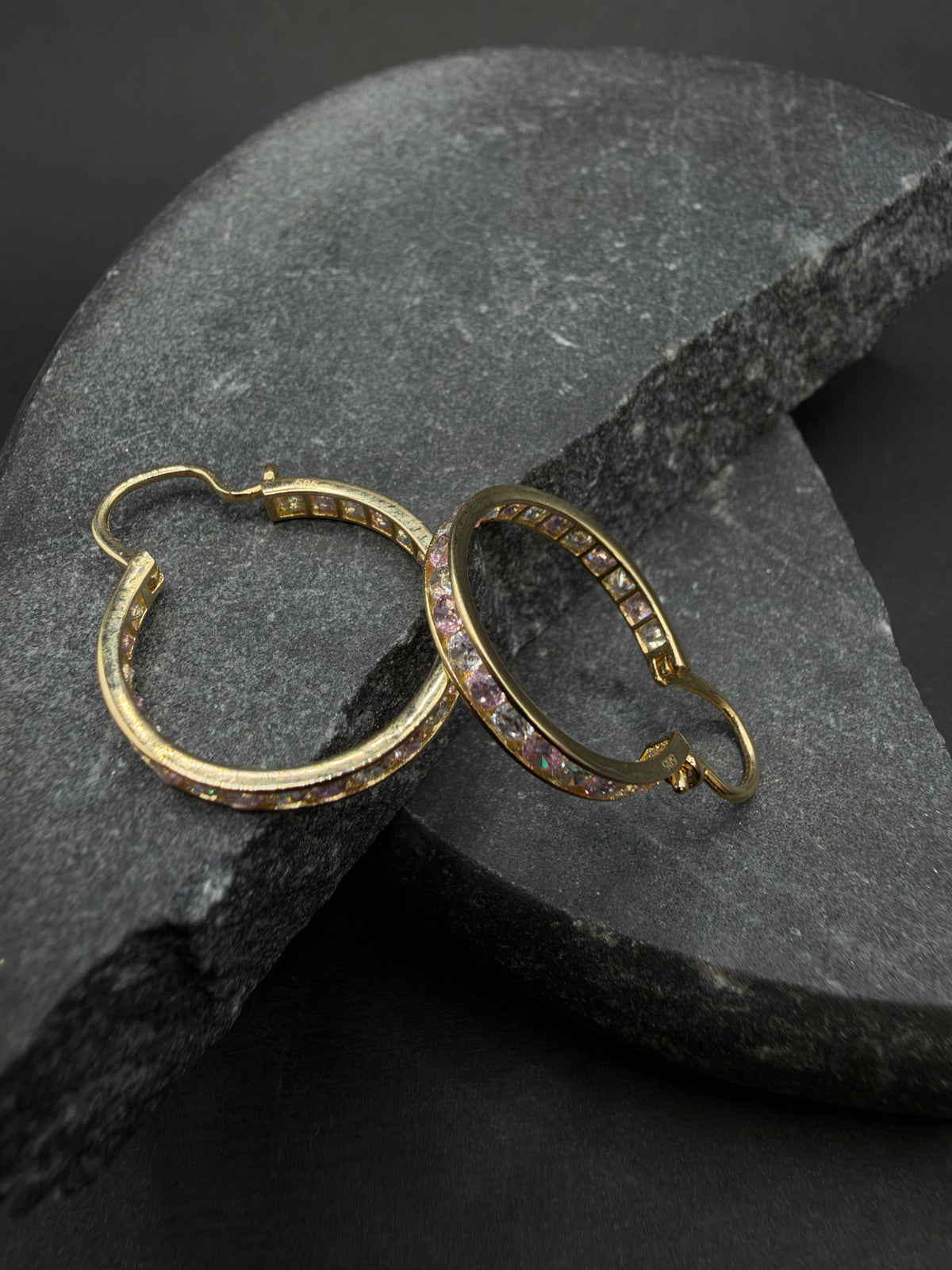 14K Gouden Oorbellen met Roze en Witte Steentjes – Ø 18 mm