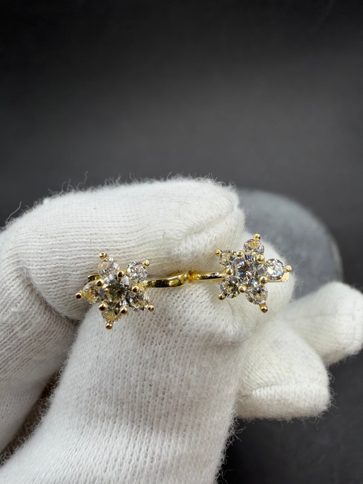 14K Gouden Bloemoorbellen met Edelstenen – 12 × 9 mm