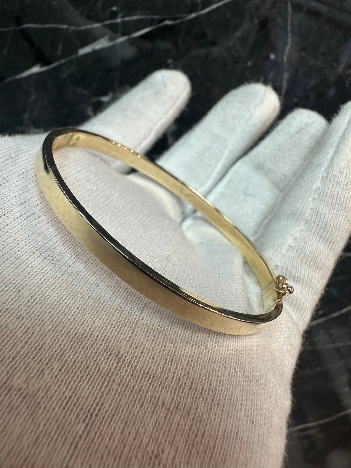 Prachtige 14K Gouden Vierkante Gladde Slavenarmband – Omtrek 60 mm | Stevig & Luxe