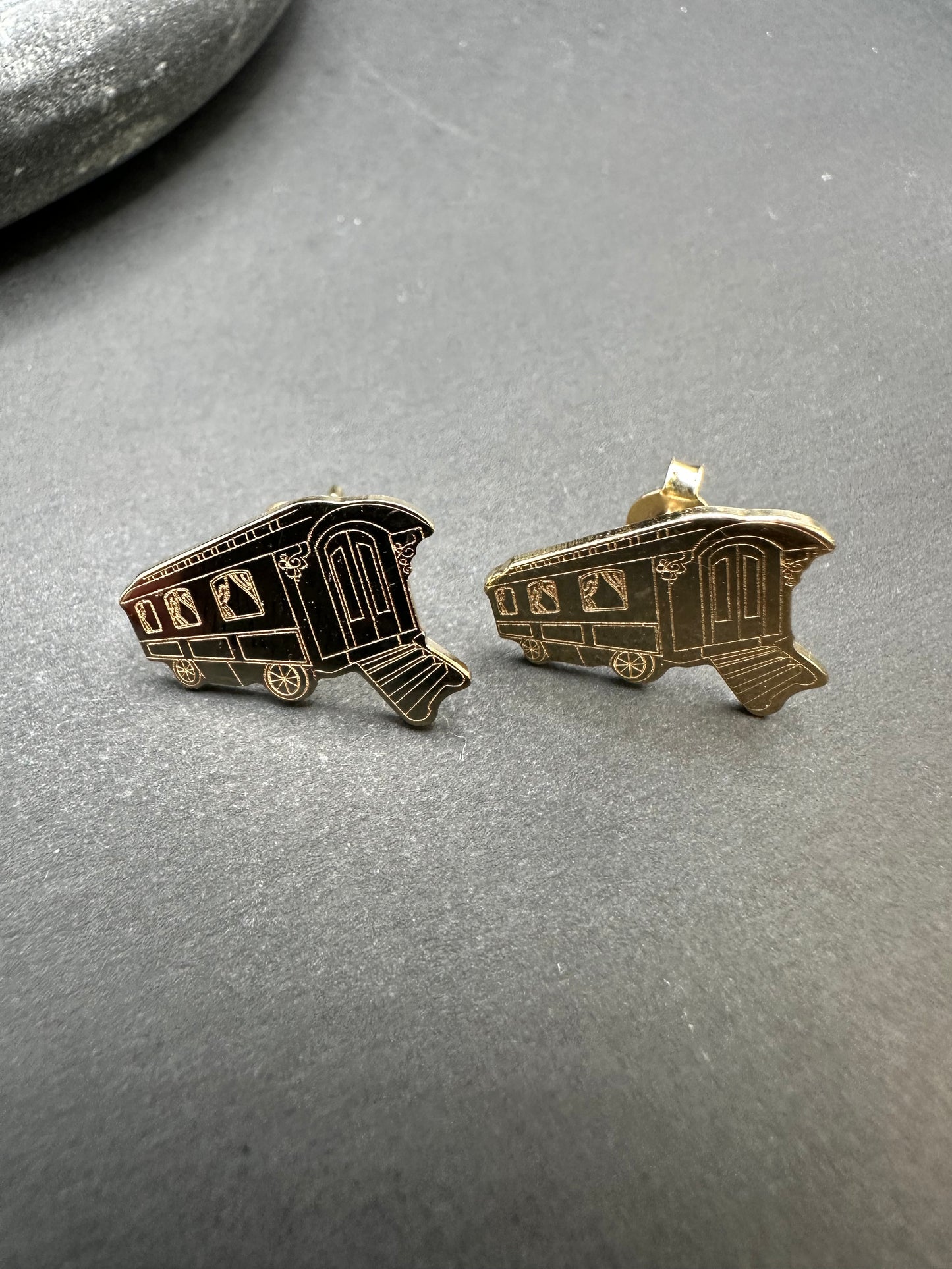 14K Gouden Woonwagen Knopjes Oorbellen – 16,3 mm