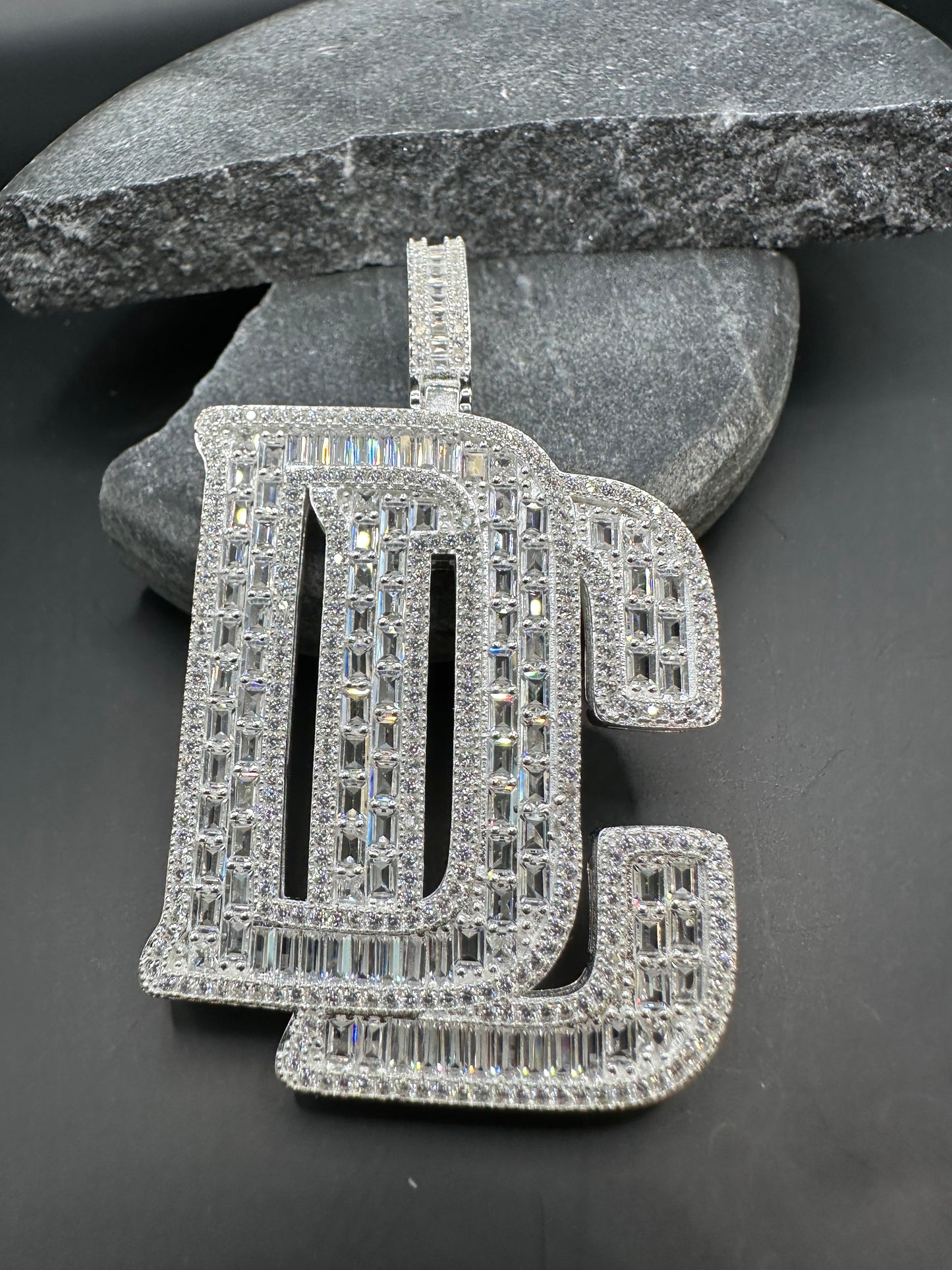 925 Zilveren DC Hanger – 67 mm lang | 38 mm breed | Iced met Zirkonia