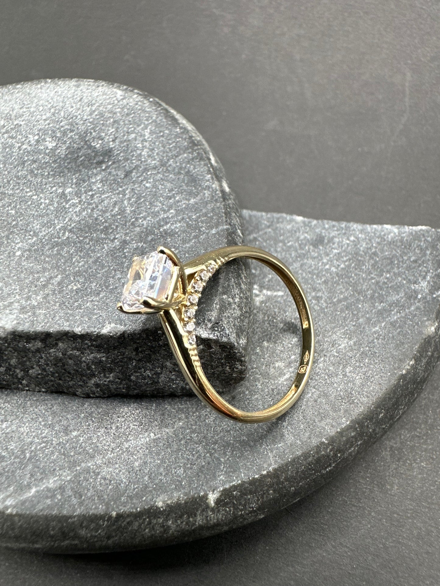 14K Gouden Ring met Vierkante Zirkonia – Maat 18