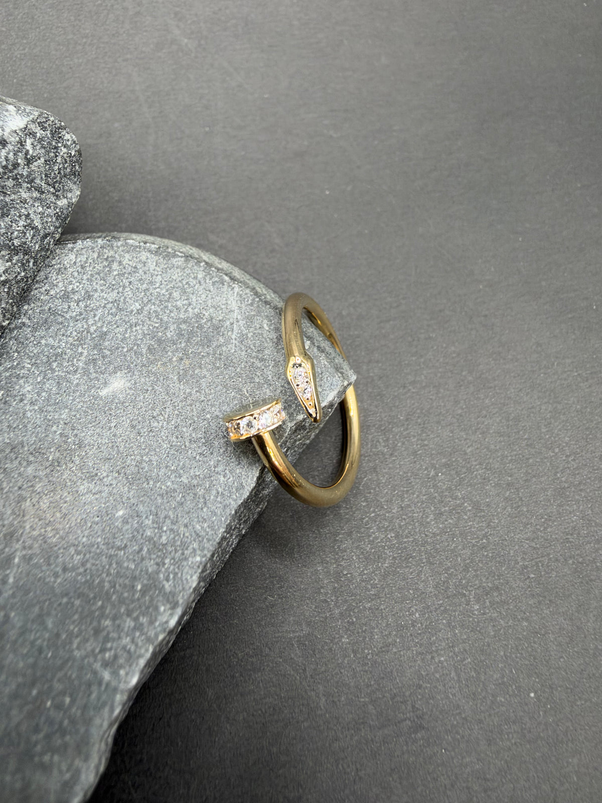 18K Gouden Spijkerring met Zirkonia – Maat 18