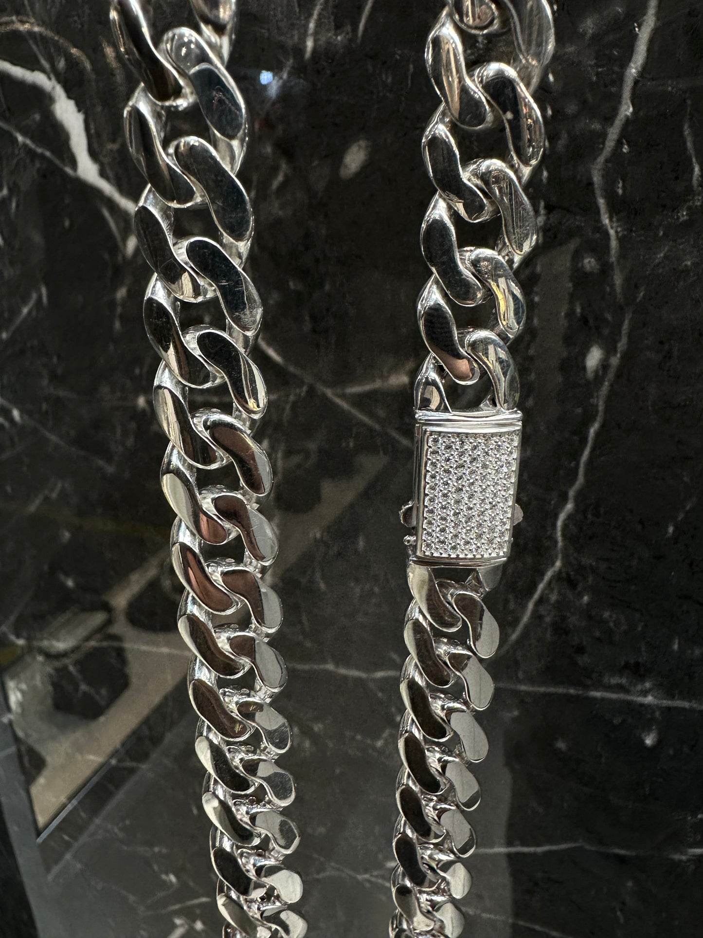 Prachtige 925 Zilveren Cuban Link Ketting – 61 cm | 12 mm | Iced Blokslot