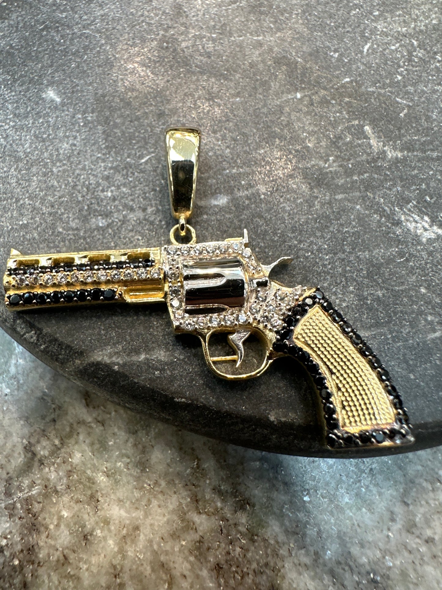 14K Gouden Gedetailleerde Revolver Hanger – Bicolor | Onyx & Zirkonia