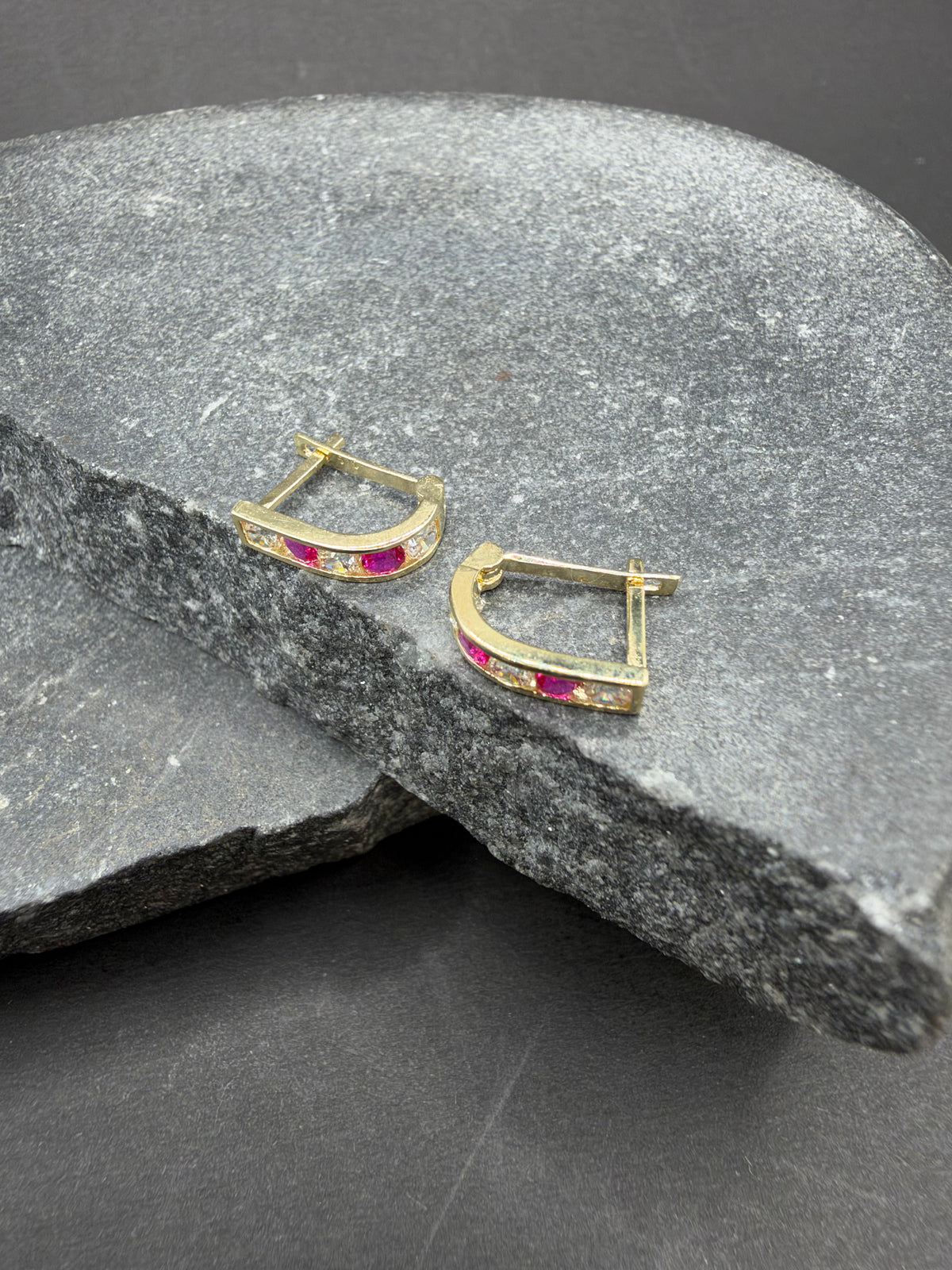 14K Gouden Ovale Oorbellen met Robijn en Zirkonia – 9 × 6 mm