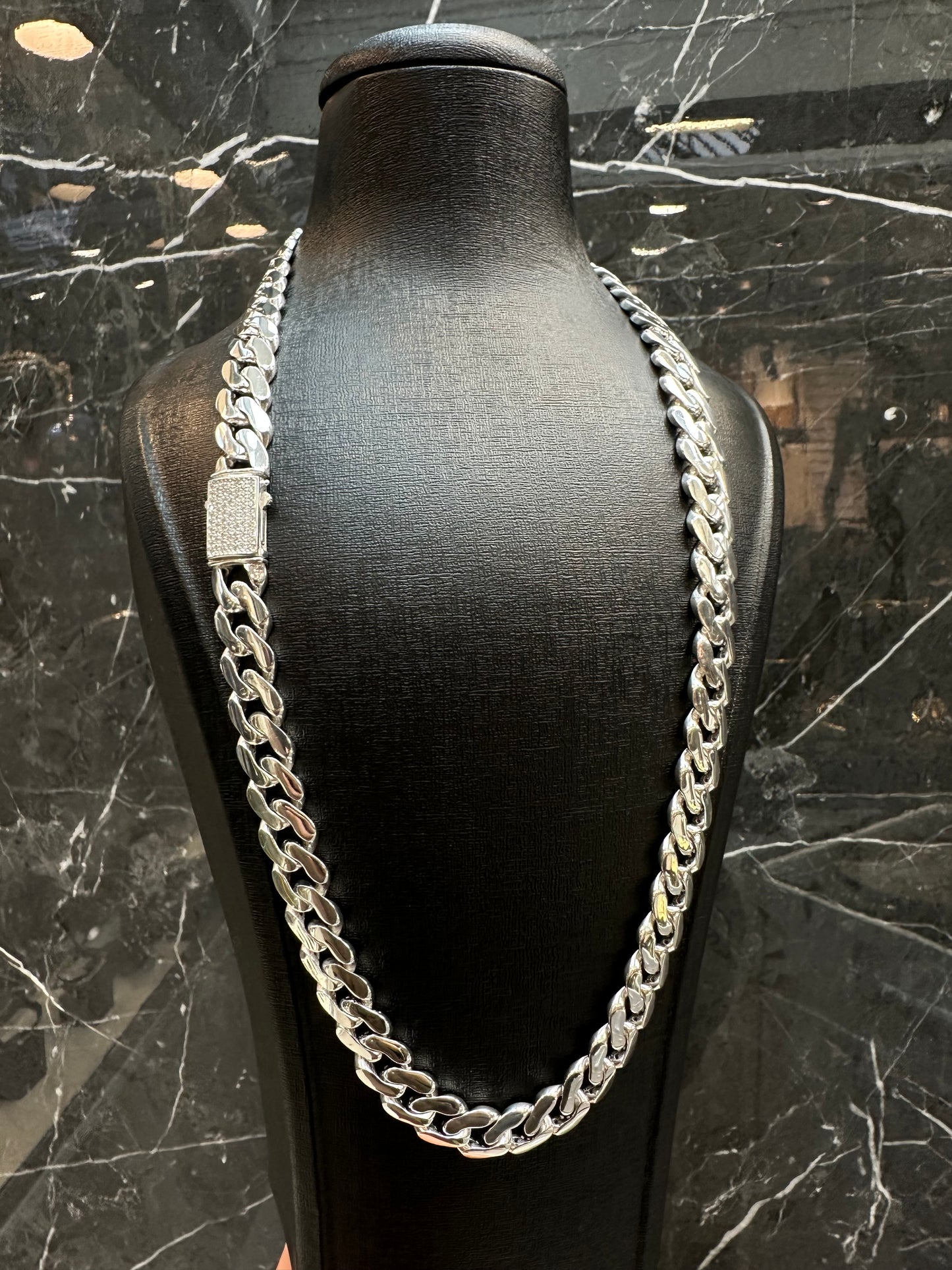 Prachtige 925 Zilveren Cuban Link Ketting – 61 cm | 12 mm | Iced Blokslot