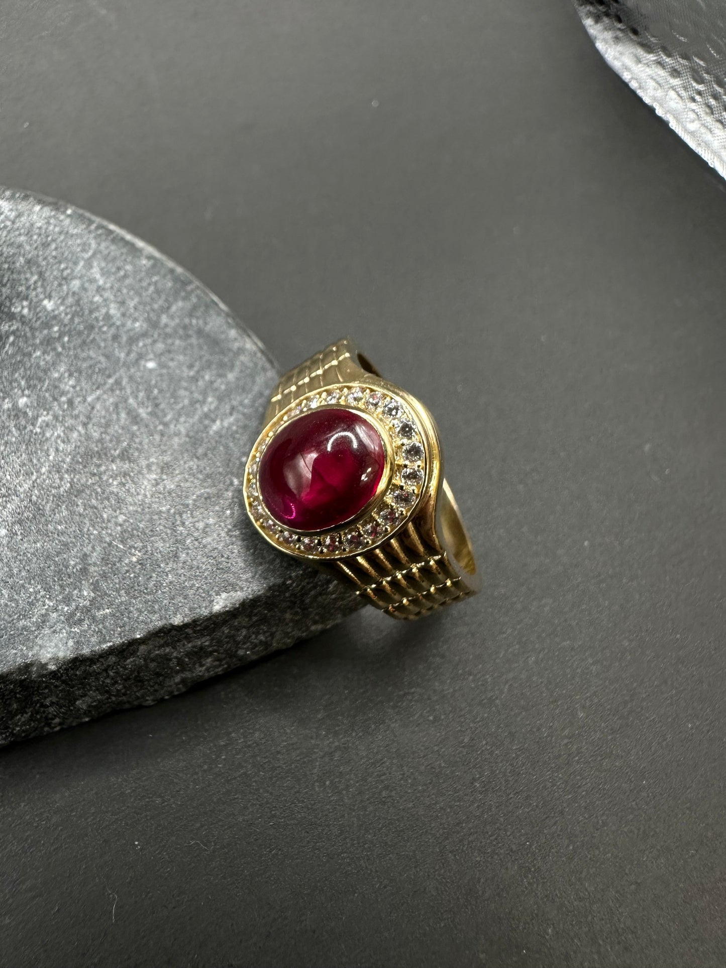 14K Gouden Massieve Ring met Rode Edelsteen en Zirkonia – Maat 21,5