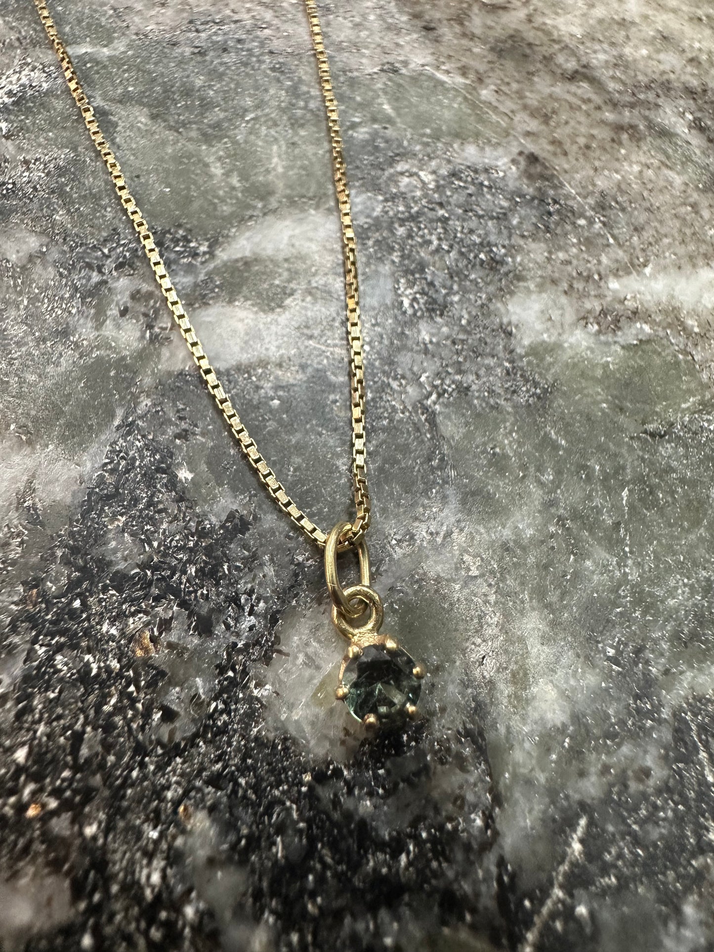 14K Gouden Venetiaanse Ketting met Saffier Hanger – Fijn, Elegant & Tijdloos