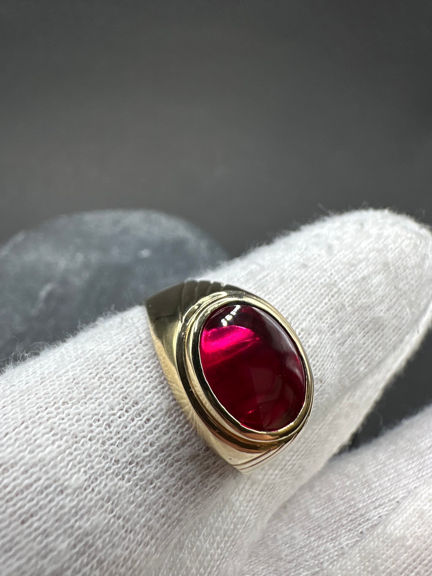 14K Gouden Ring met Rode Edelsteen – Maat 20