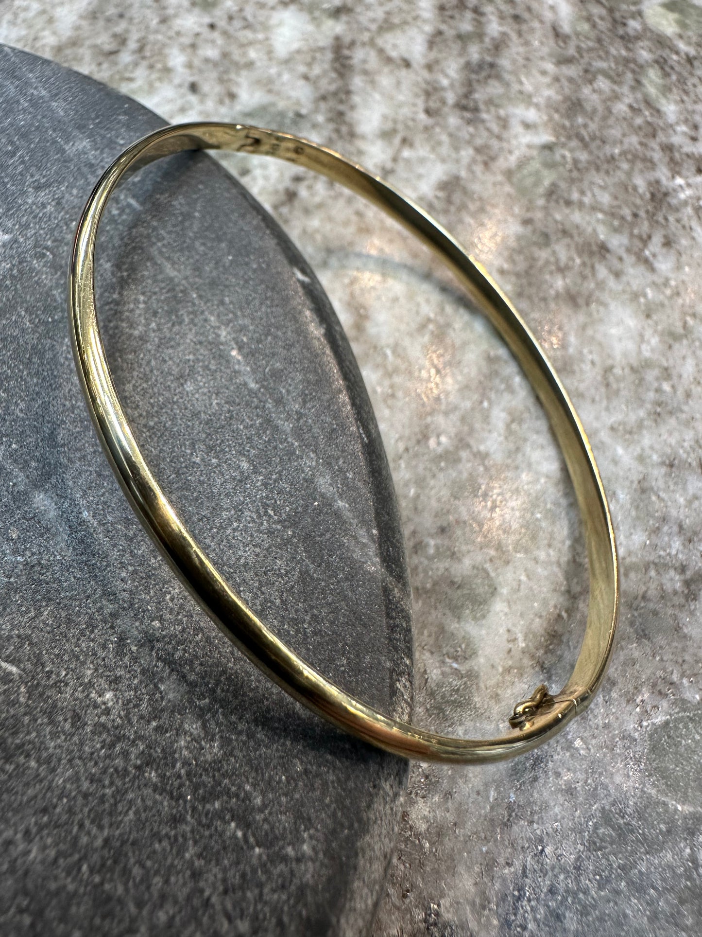 Subtiele 14K Gouden Gladde Slavenarmband – Elegant & Tijdloos| 58 mm