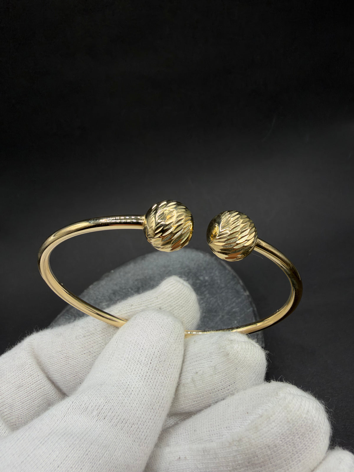 14K Gouden Boei Armband met Diamond Cut Details – Ø 65 mm – Unisex