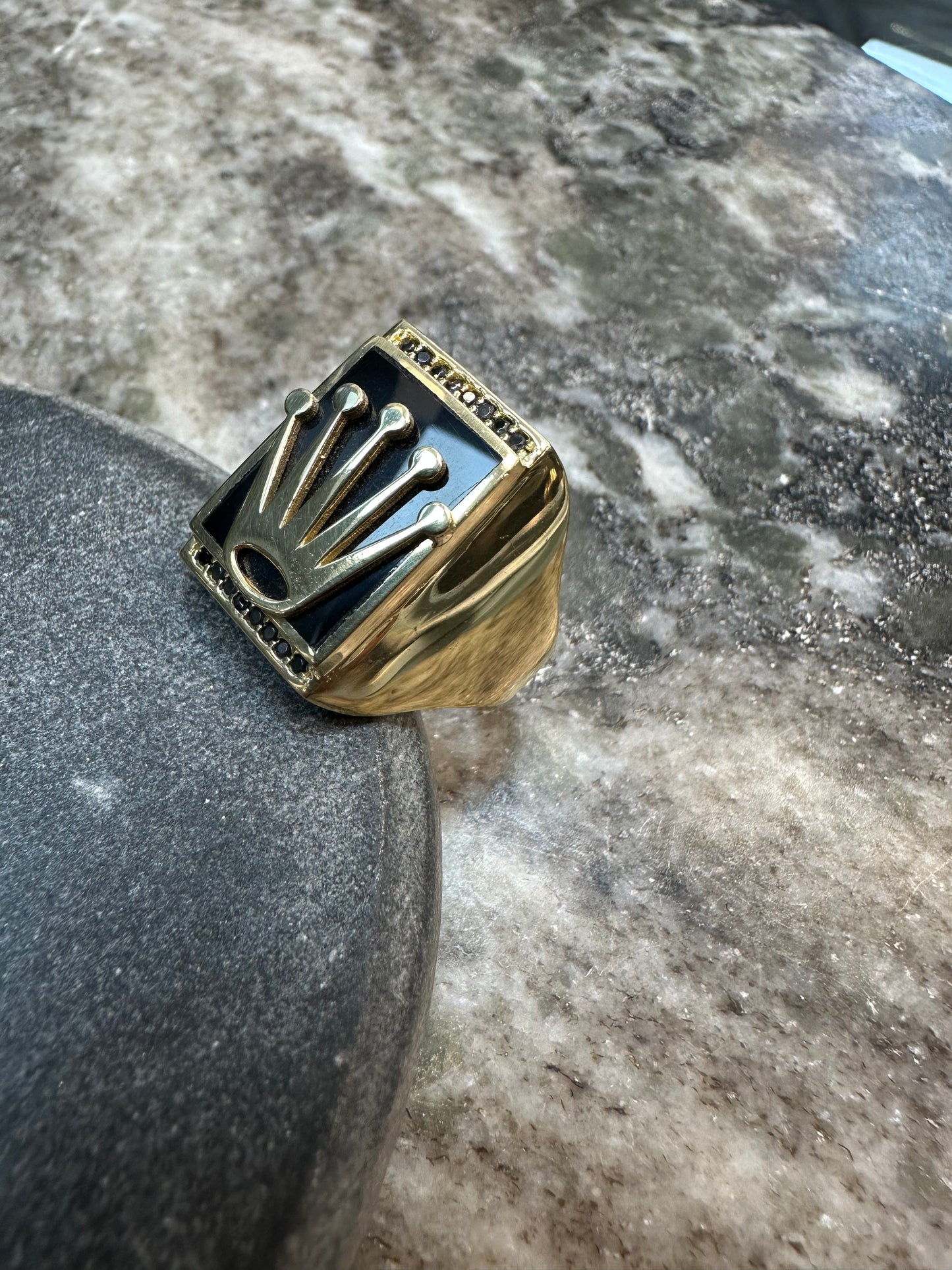 18K Gouden Kroon Ring met Gelaagde Onyx Steen